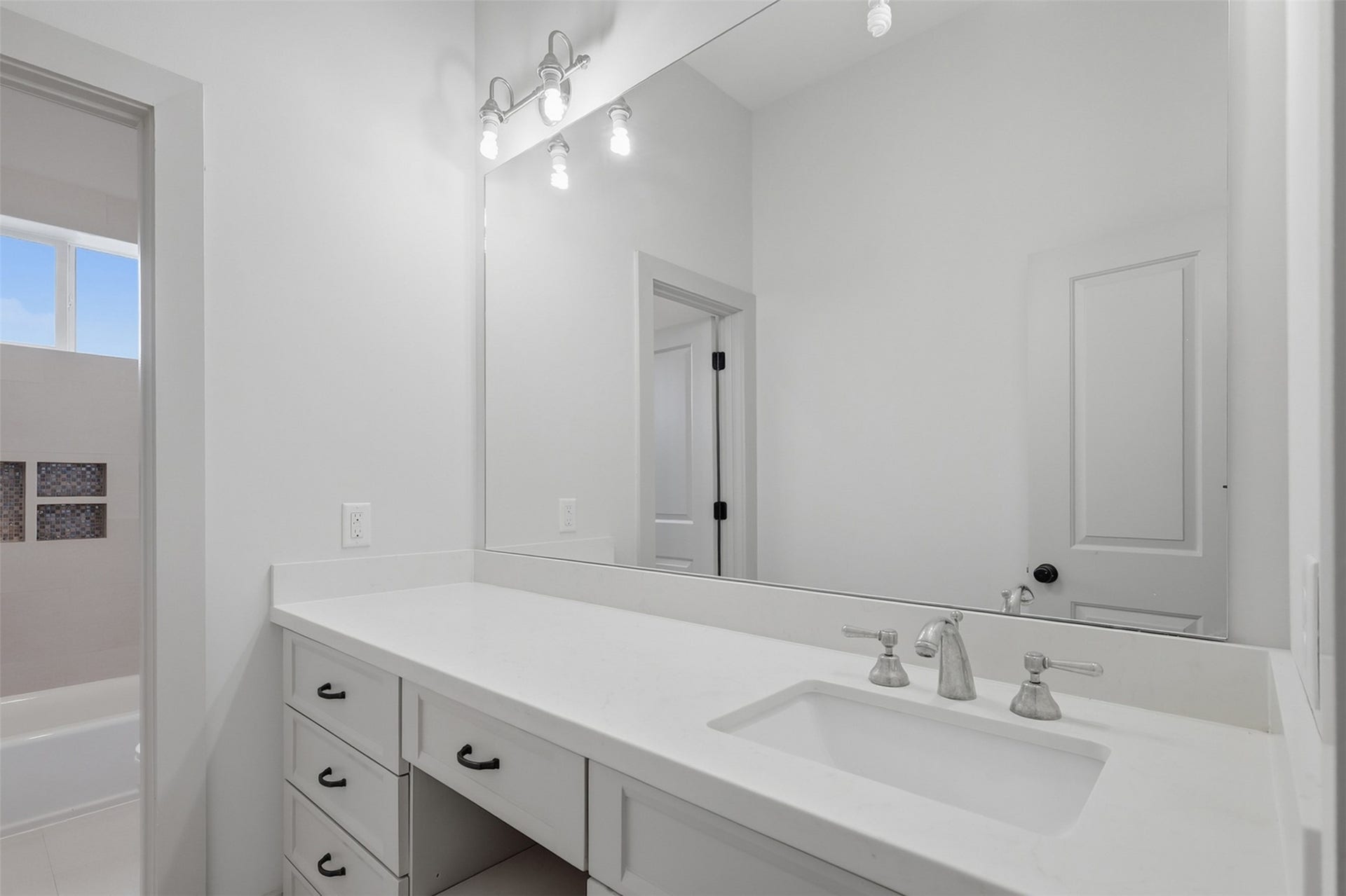 16017 Kube Court, Jersey Village, TX 77040 bathroom shared by two secondary bedrooms