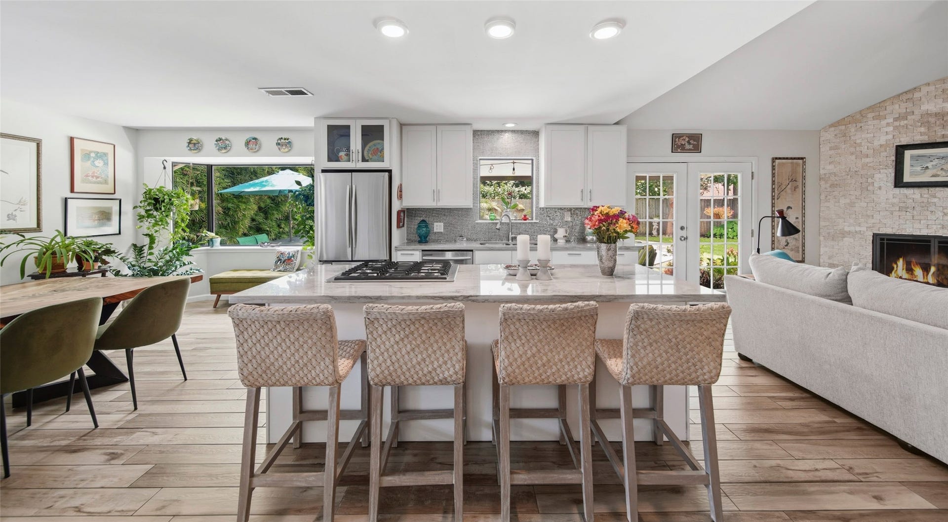 Your family and guests will enjoy many nights of fun, food and entertainment with ample counter space for setting up a wonderful array of provisions!