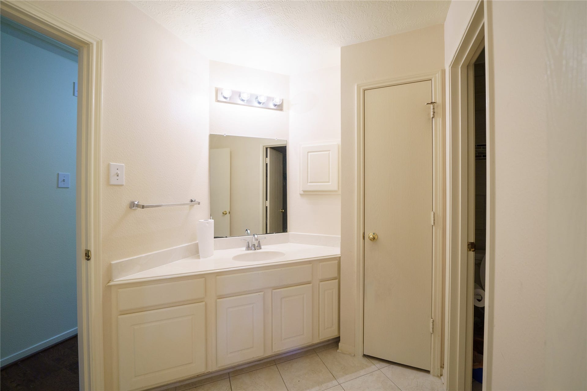 9927 Autumn Way Drive, Houston, TX 77064 2nd Bathroom