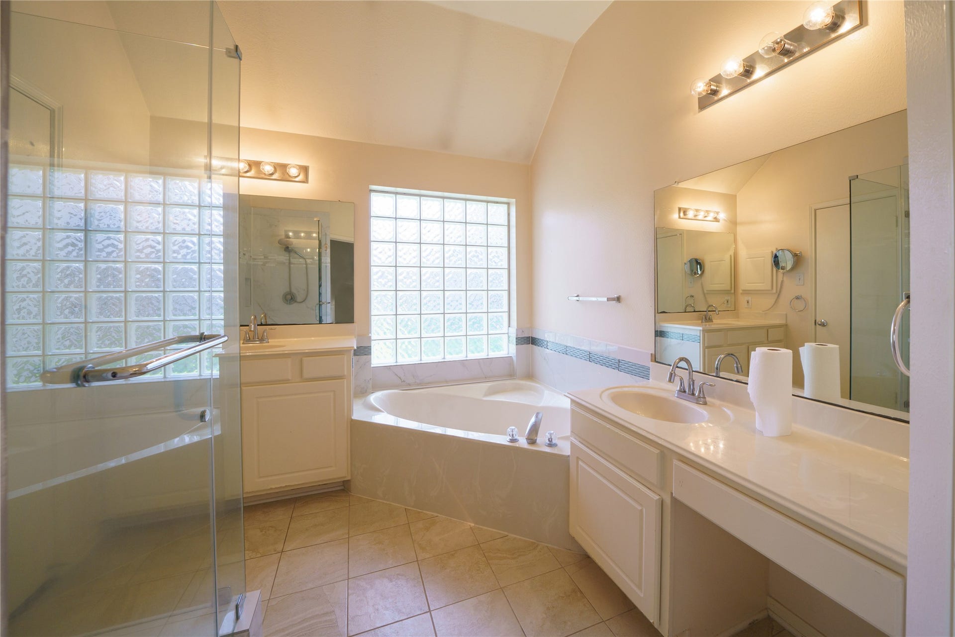 9927 Autumn Way Drive, Houston, TX 77064 Primary Bathroom