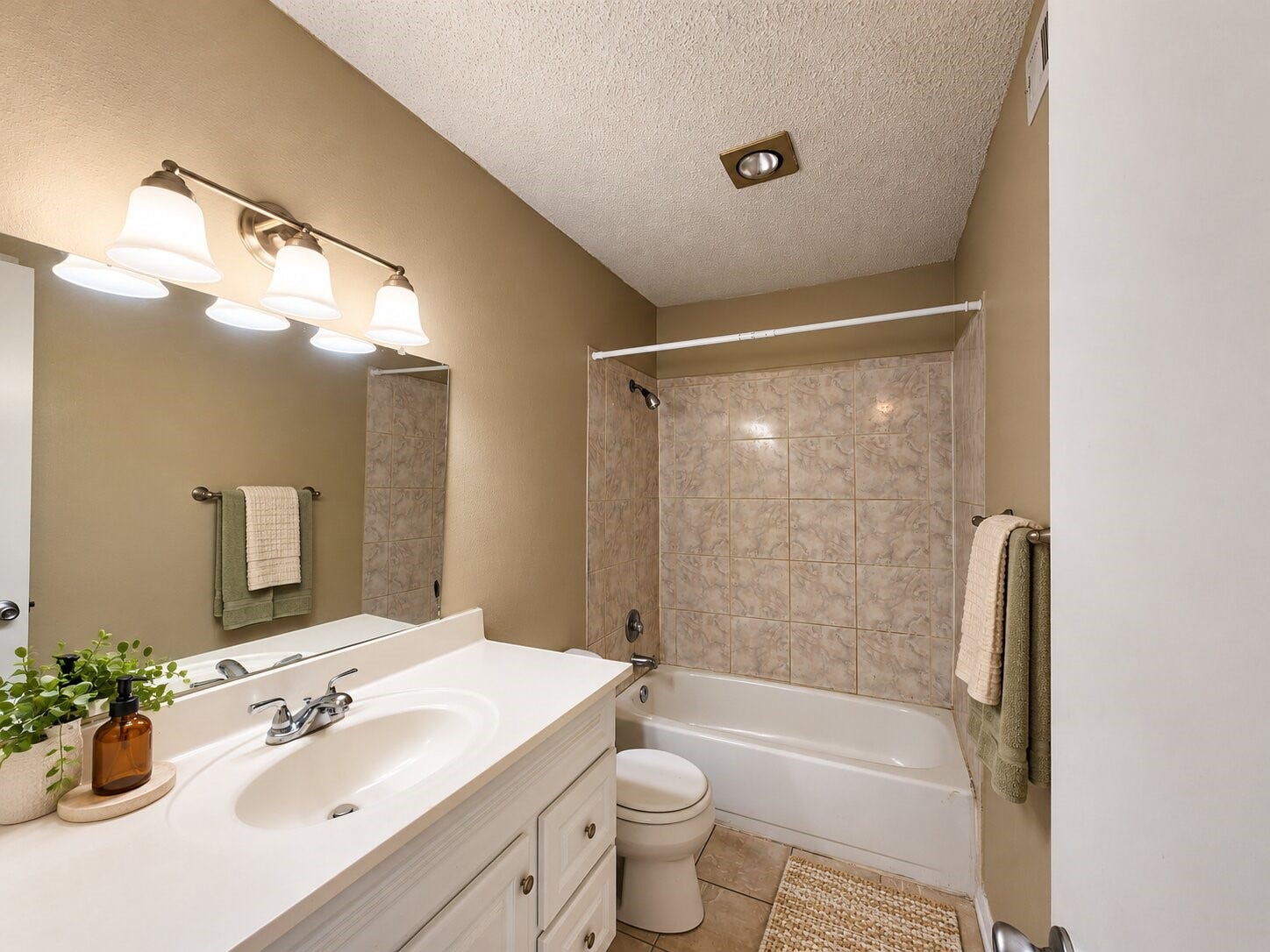 17331 Red Oak Drive, #52, Houston, TX 77090 *VIRTUALLY STAGED*
