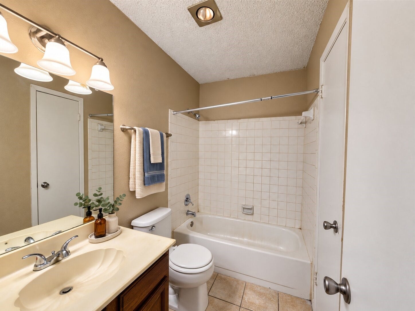 17331 Red Oak Drive, #52, Houston, TX 77090 *VIRTUALLY STAGED*