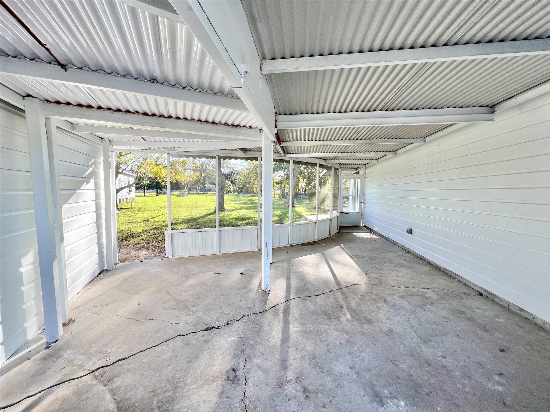 3806 Peck Street, Santa Fe, TX 77517 Love this covered and screened in back patio area! Just imagine entertaining family and friends for Thanksgiving and Christmas, you can put on a spread right here.