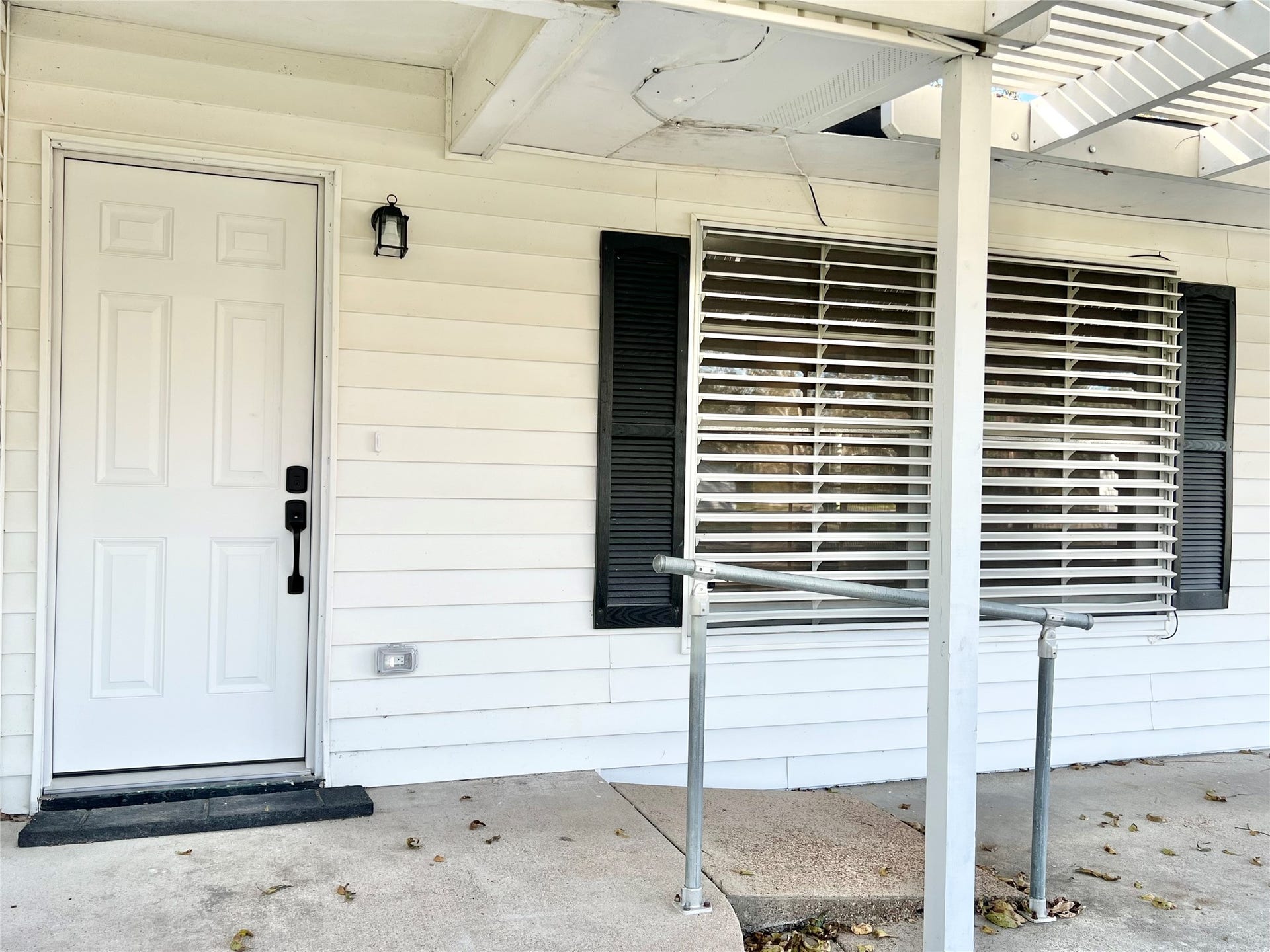 3806 Peck Street, Santa Fe, TX 77517 Let's go in.