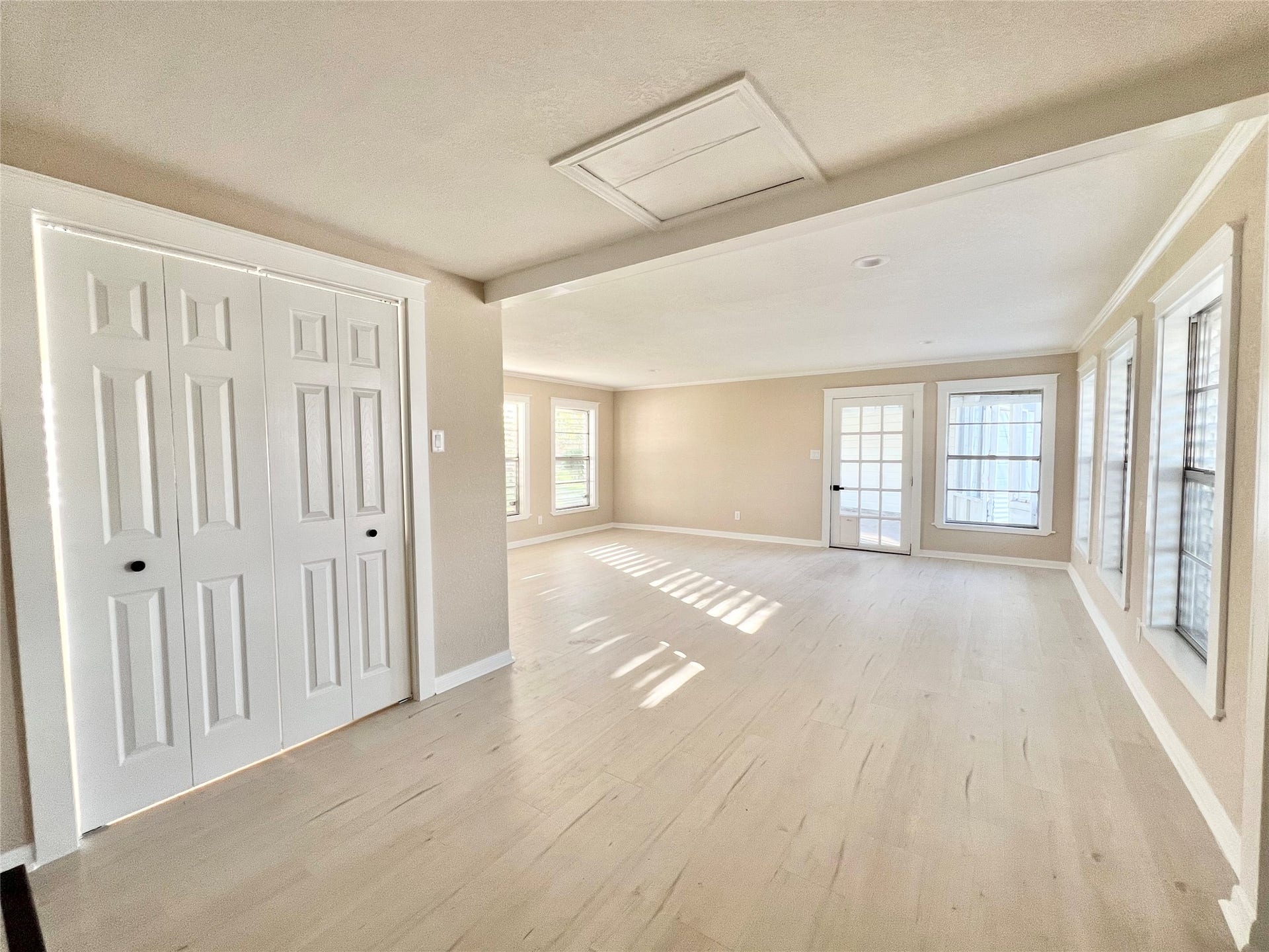 3806 Peck Street, Santa Fe, TX 77517 Flex room, probably the largest open space in the home and it has a little cat or dog door there that leads to the covered screened patio. Behind the bifold doors there to the left is the utility room.