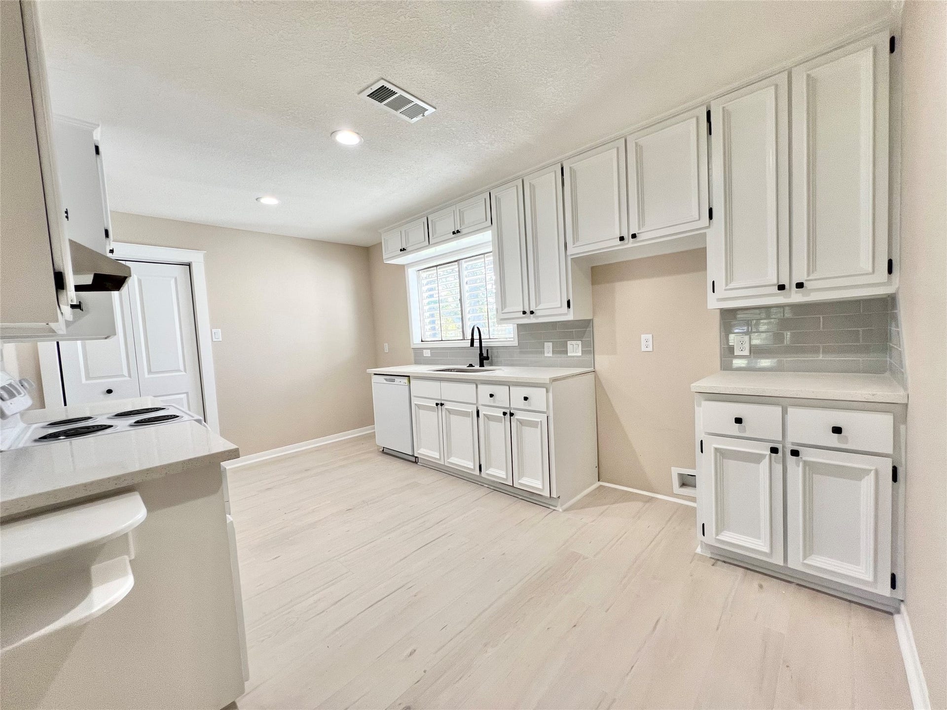 3806 Peck Street, Santa Fe, TX 77517 Let's go to the kitchen now