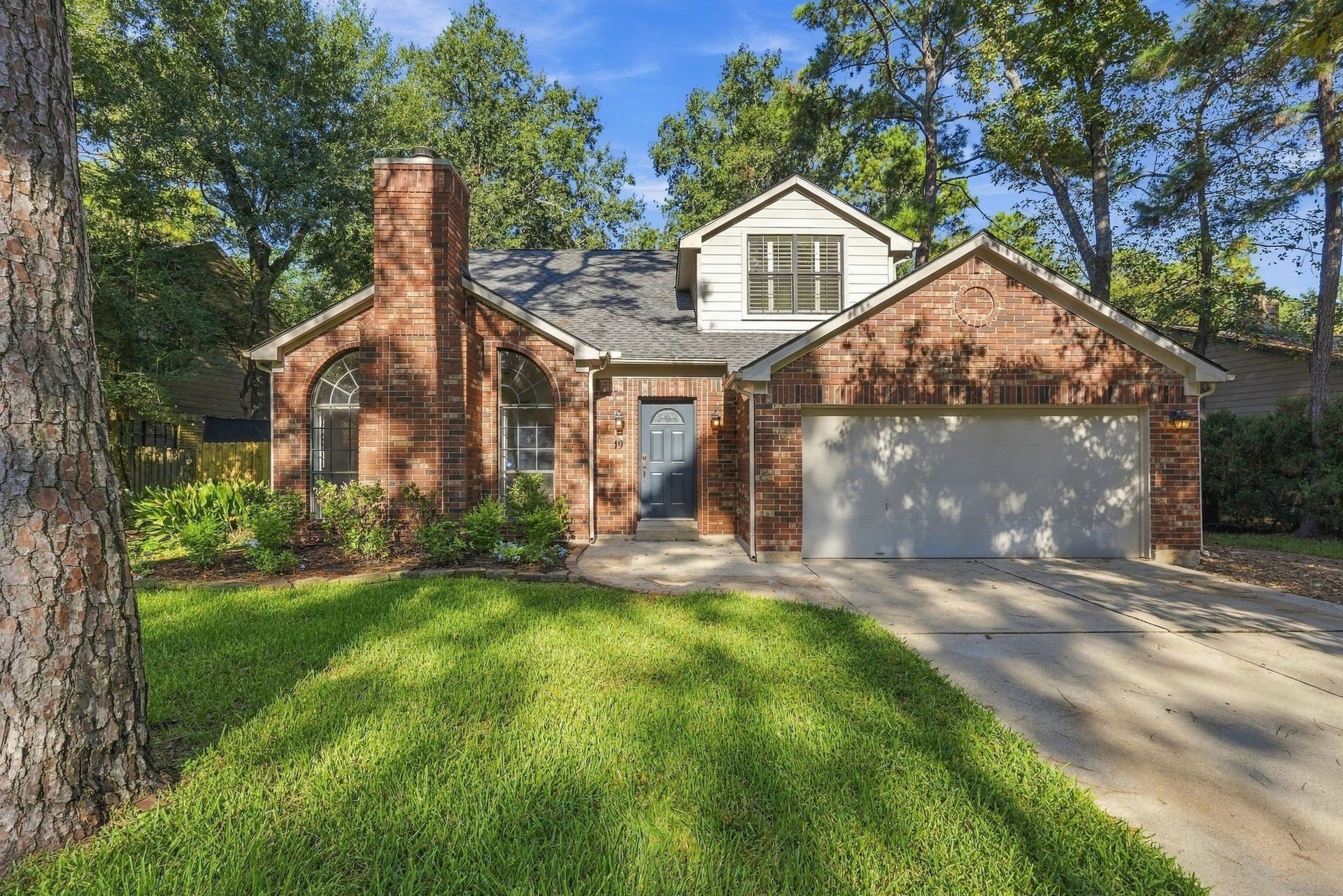19 Village Knoll Place Place, The Woodlands, TX 77381 Welcome to 19 Village Knollwhere comfort, charm, and an exceptional Woodlands location come together.