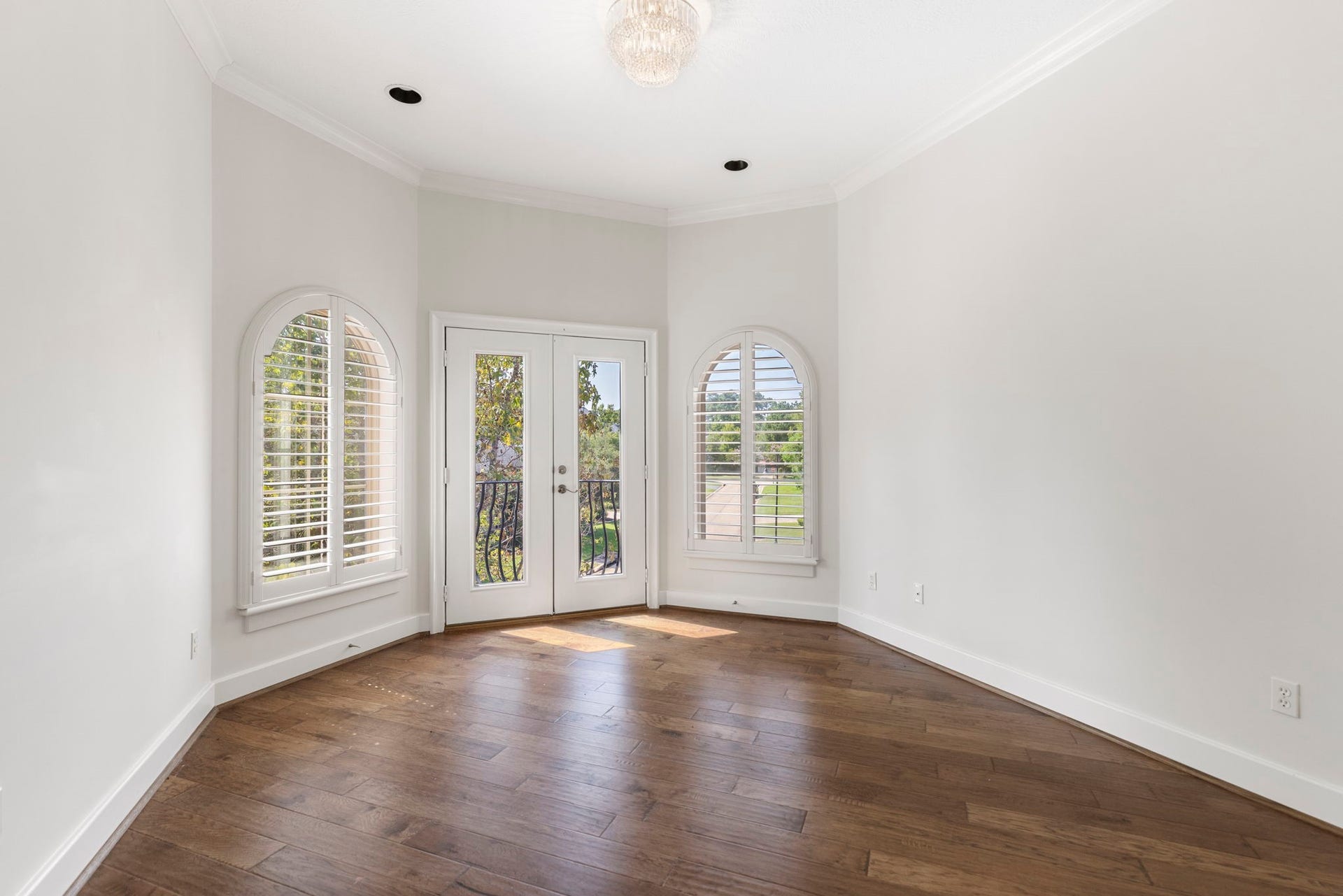 47 Hunnewell Way, The Woodlands, TX 77382 Secondary bedrooms are all generous in size, this one with French doors that open to a quaint Juliette balcony.
