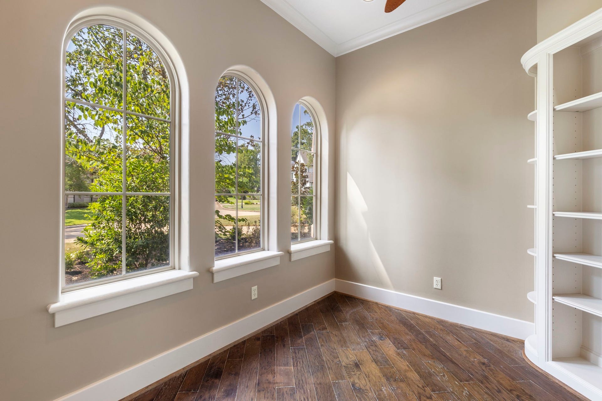 47 Hunnewell Way, The Woodlands, TX 77382 Primary suite adjoining space is ideal for 2nd office, gym, nursery or additional storage.
