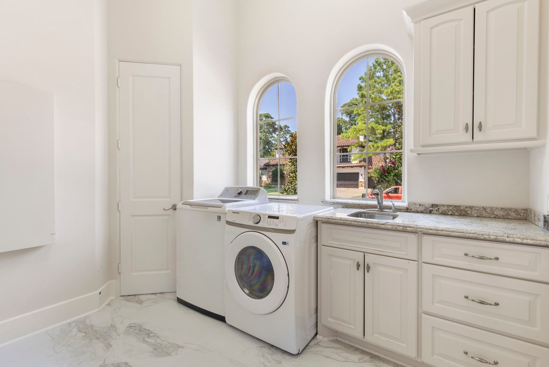 47 Hunnewell Way, The Woodlands, TX 77382 First floor laundry offers generous work and storage space. Room for a second fridge.
