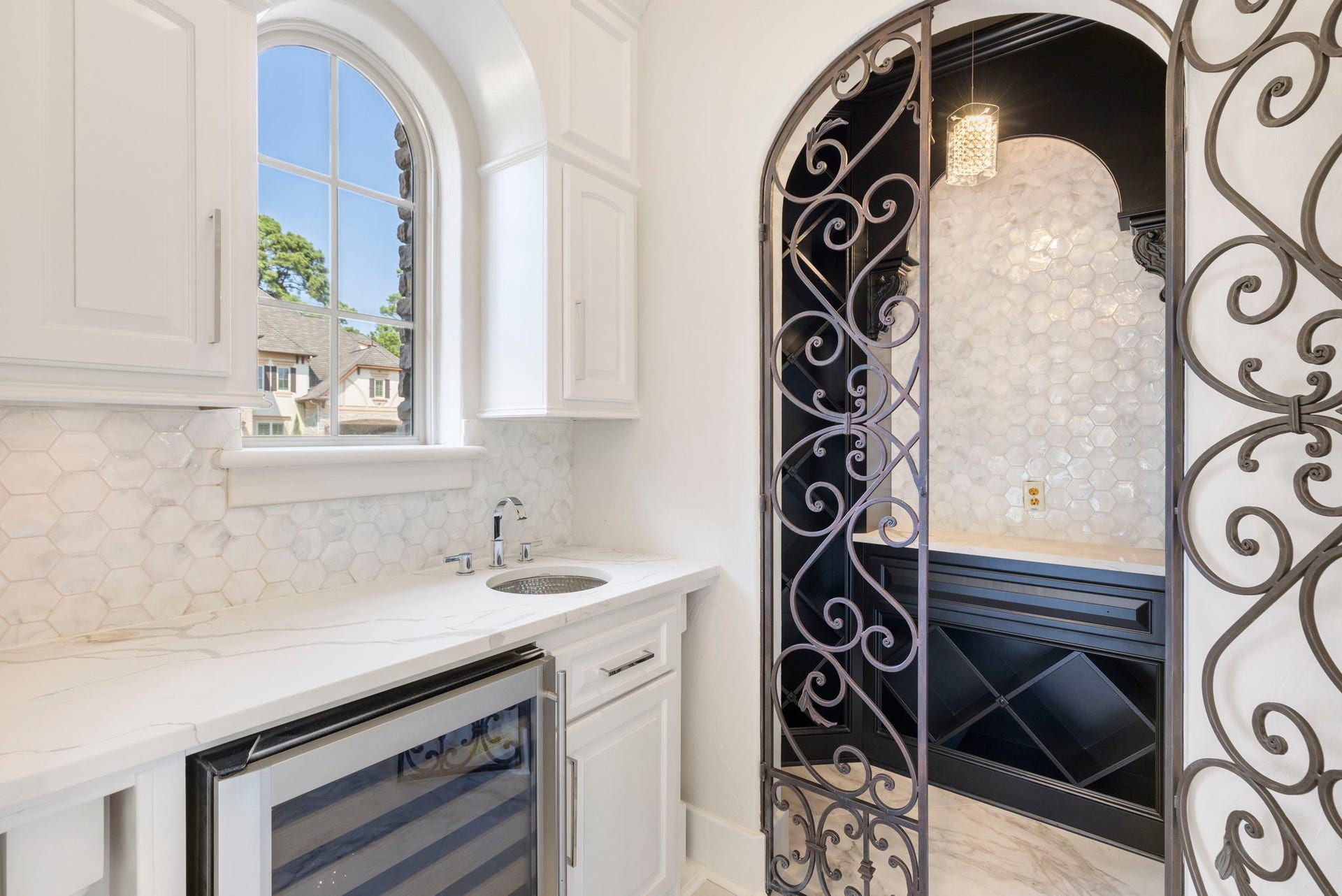 47 Hunnewell Way, The Woodlands, TX 77382 This space has been updated with new countertop, backsplash, hammered sink, fixtures, hardware and paint! The wine closet also boasts new tile backsplash and flooring.