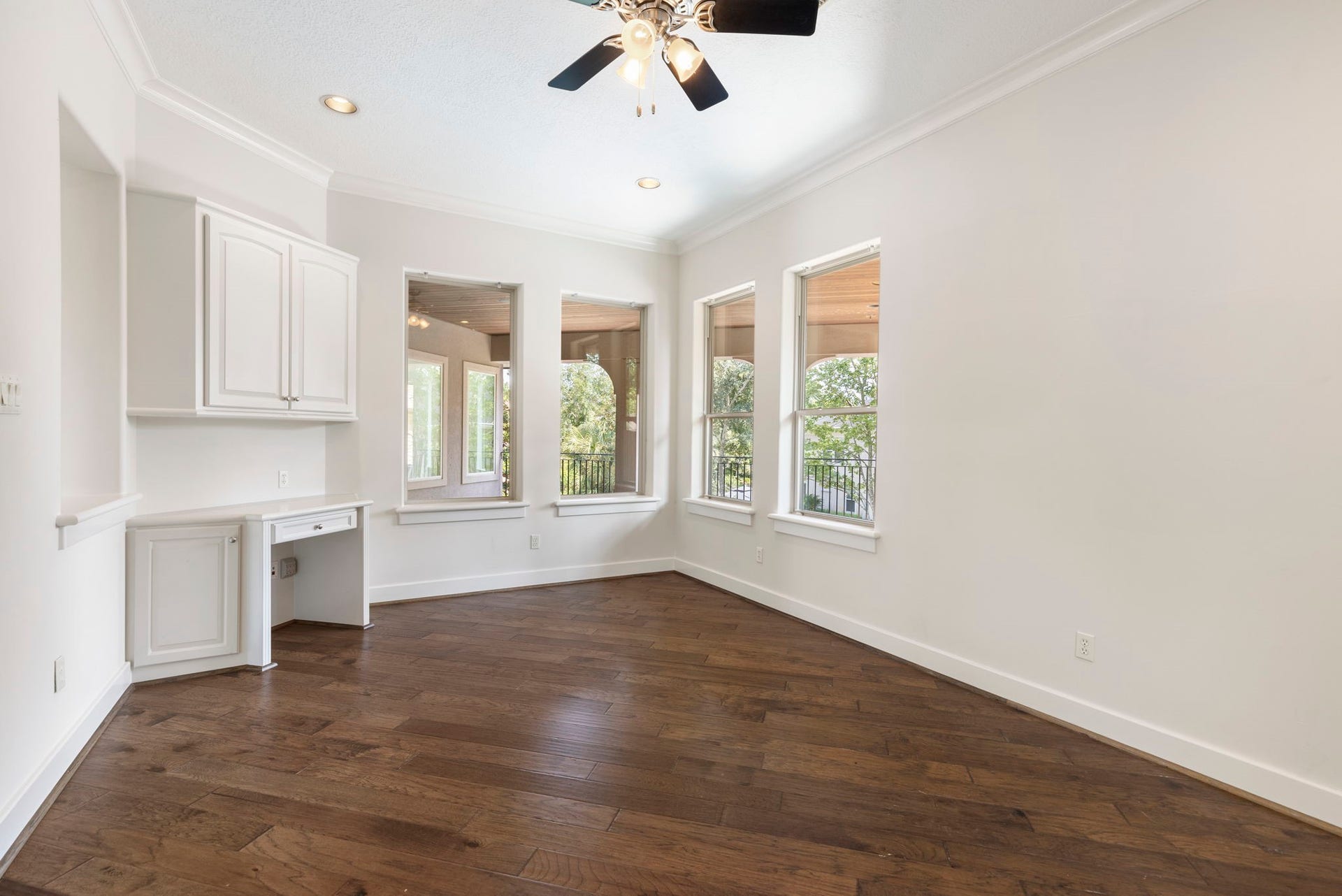 47 Hunnewell Way, The Woodlands, TX 77382 All bedrooms offer warm wood flooring to compliment neutral walls and generous natural light.