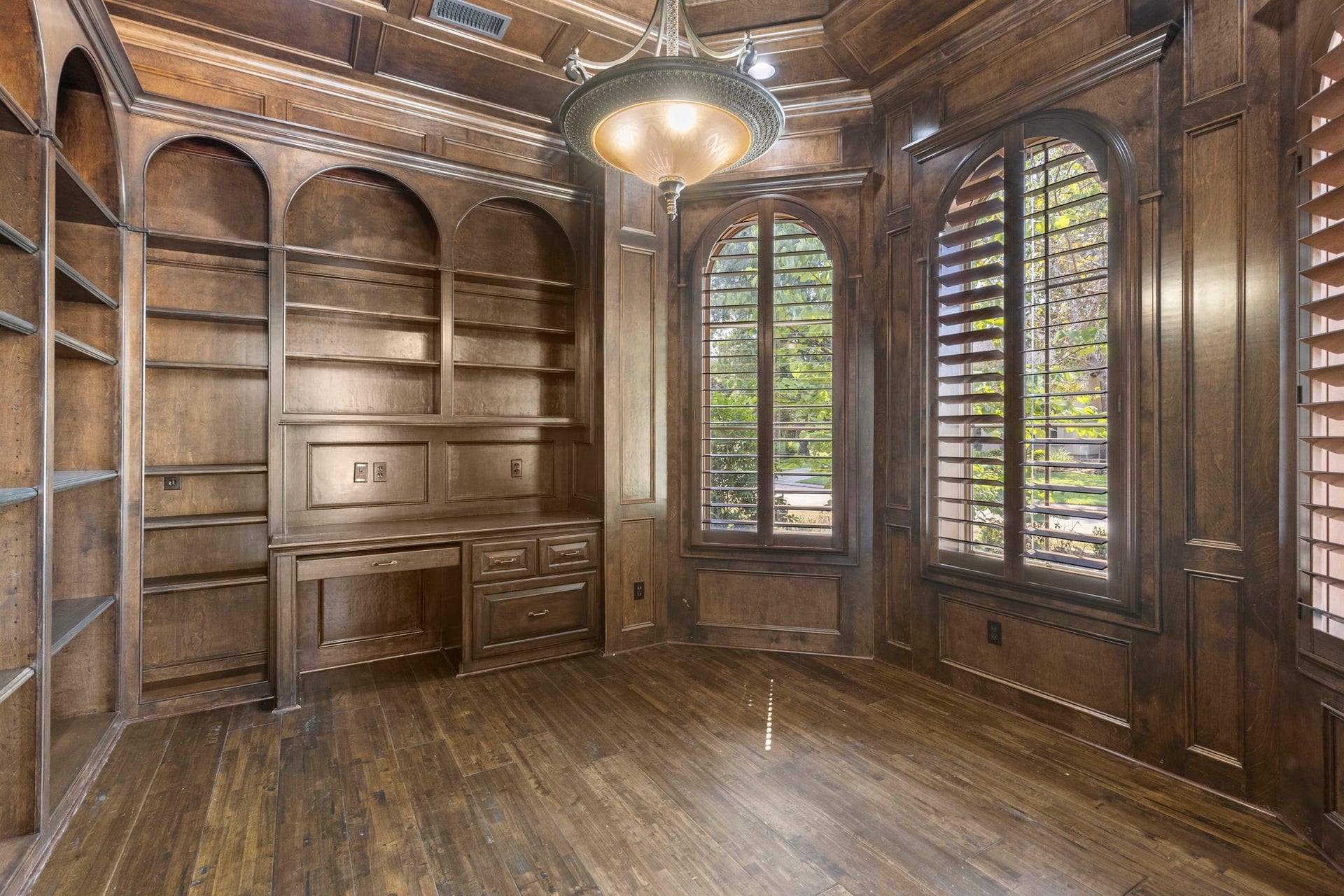 47 Hunnewell Way, The Woodlands, TX 77382 Off the right of the entry, a timeless formal study is complete with generous built-in desk and storage.