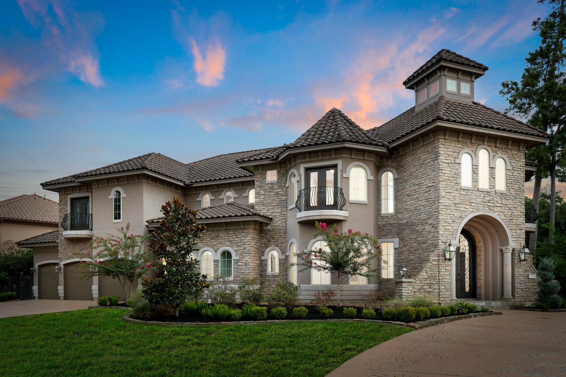 47 Hunnewell Way, The Woodlands, TX 77382 Oversized corner lot with circle drive and second double wide drive to a 3-car garage.