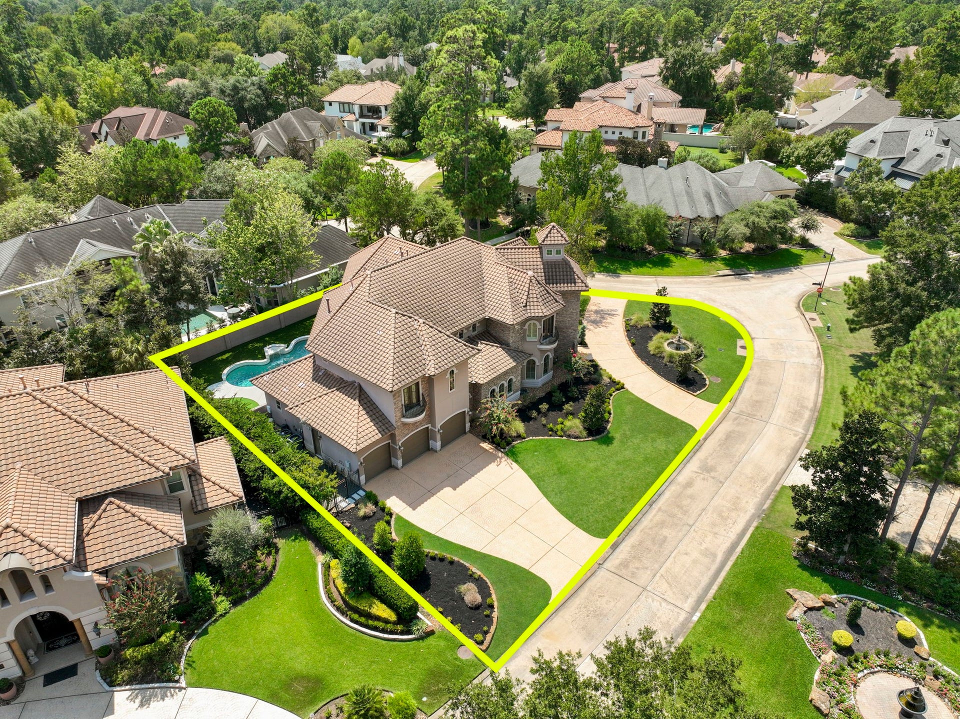 47 Hunnewell Way, The Woodlands, TX 77382 Minutes to acclaimed schools, medical, shopping, dining, Bush IAH and more!