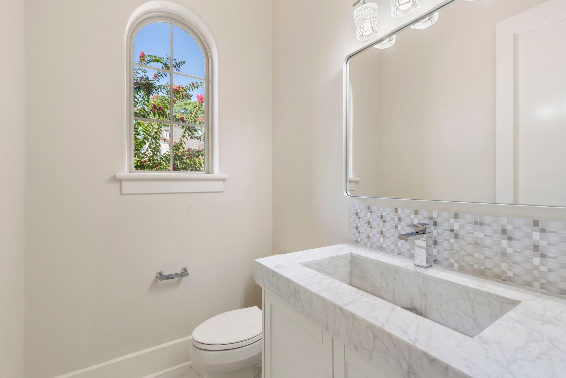 47 Hunnewell Way, The Woodlands, TX 77382 One of two updated powder baths located on the first floor, this one convenient to the laundry, mud and garage entry.