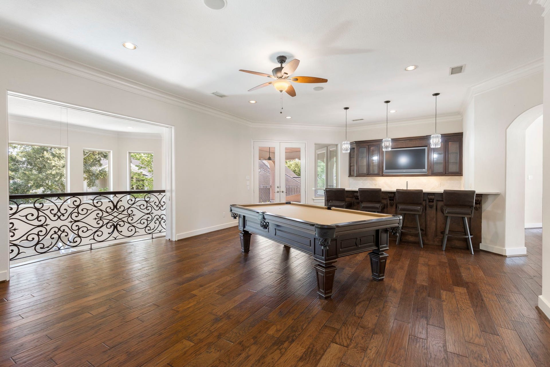 47 Hunnewell Way, The Woodlands, TX 77382 Second floor living & entertaining: The game room features a built-in bar, space for a gaming tables. Pocket doors section off this space from the lower level for added privacy.