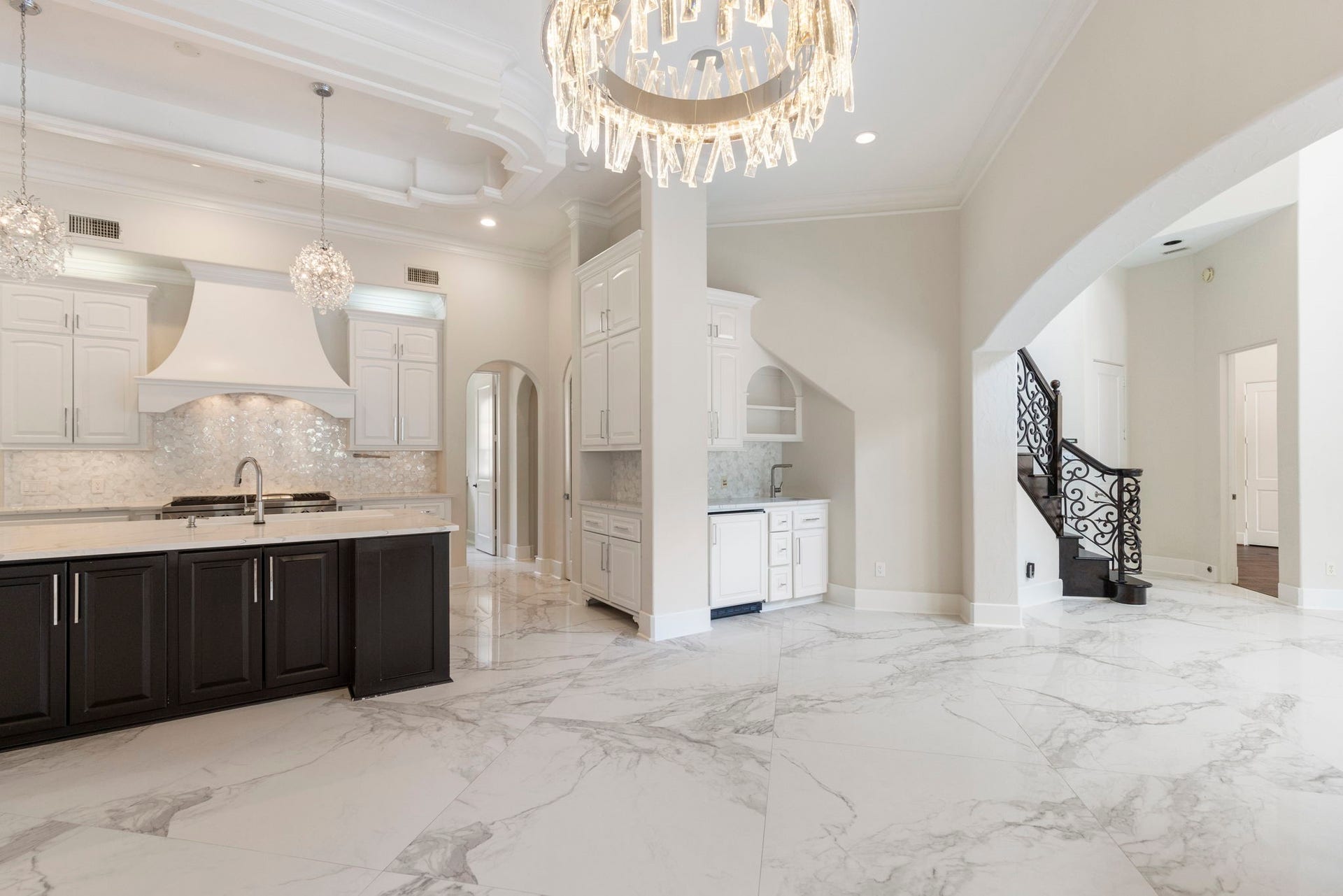 47 Hunnewell Way, The Woodlands, TX 77382 An open layout connects the kitchen to a wet bar & the family room.