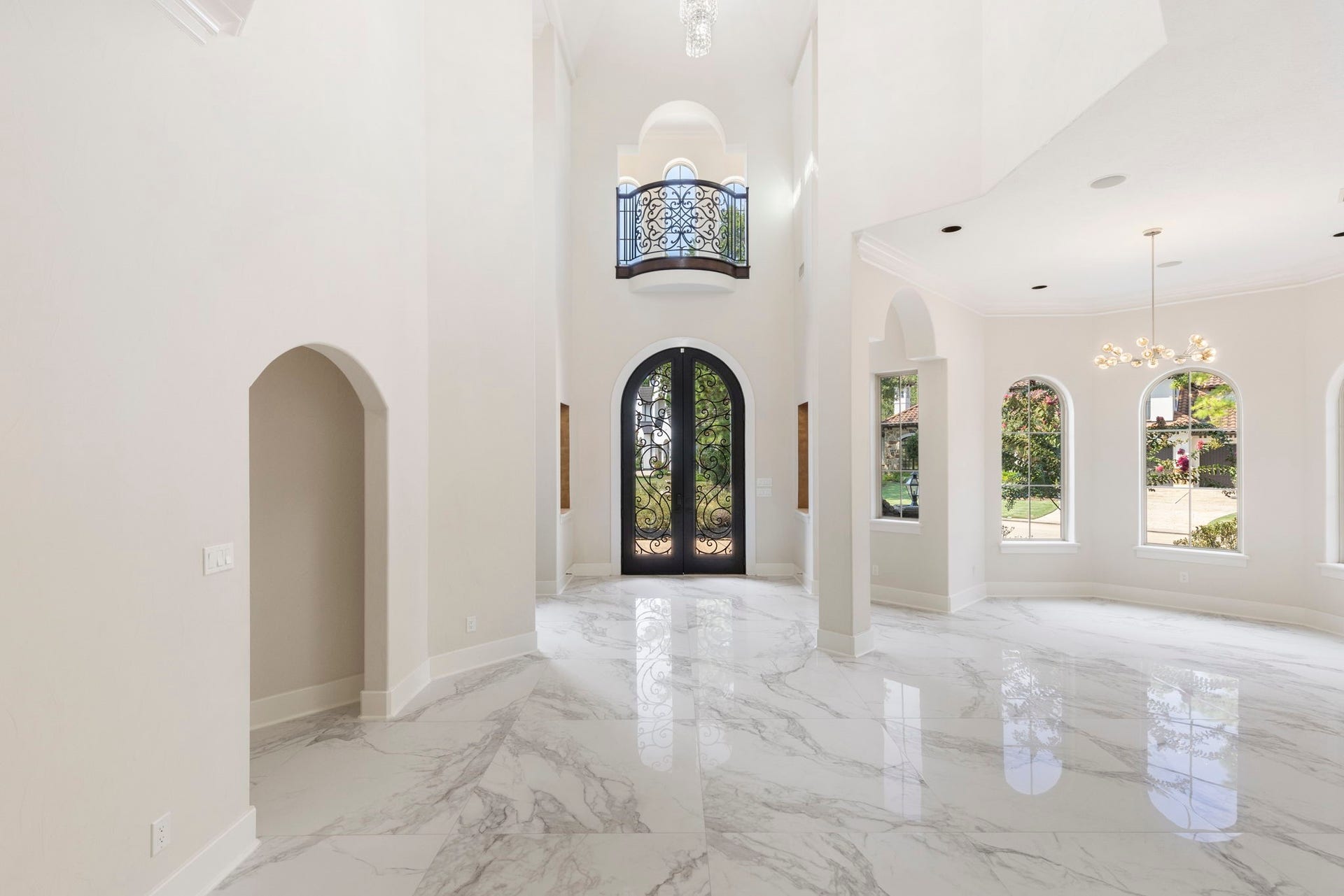 47 Hunnewell Way, The Woodlands, TX 77382 Enjoy soaring ceilings, light fresh neutral paint throughout. The first floor living spaces enjoy updated flooring.