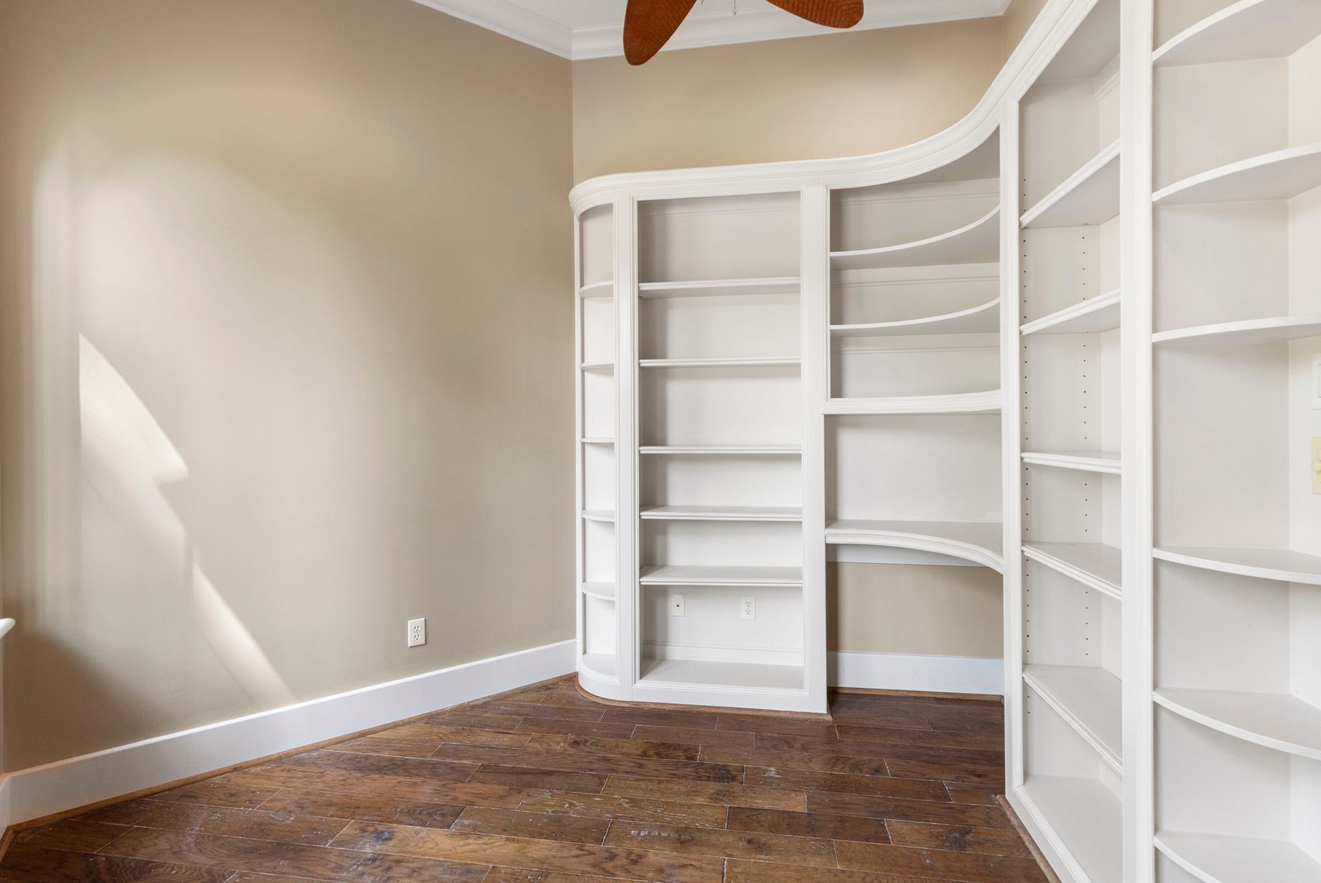 47 Hunnewell Way, The Woodlands, TX 77382 Storage galore!