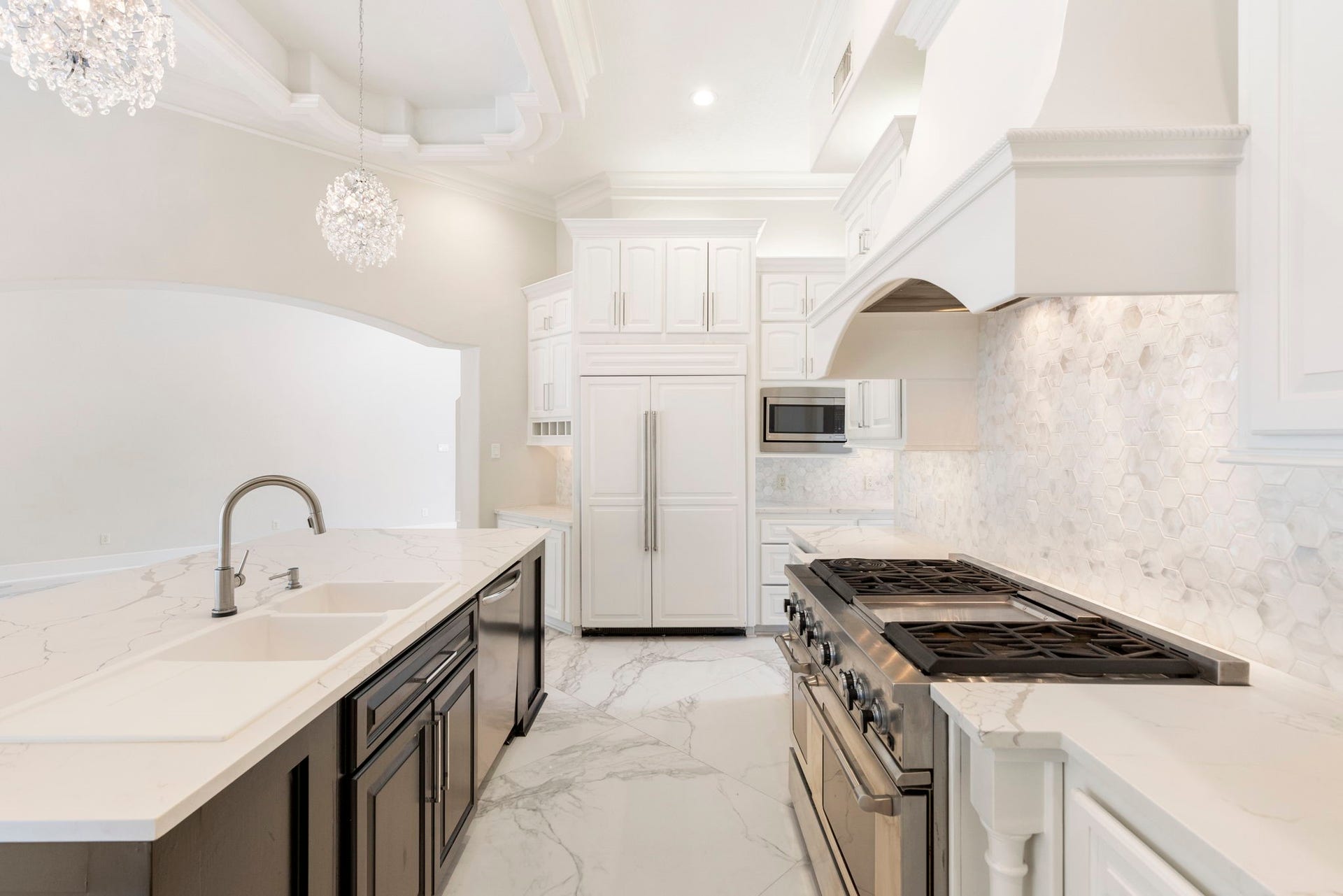 47 Hunnewell Way, The Woodlands, TX 77382 The butler's pantry area also has quick access into the kitchen area showcasing updates to include painted cabinetry, countertops, sink, hardware and lighting.
