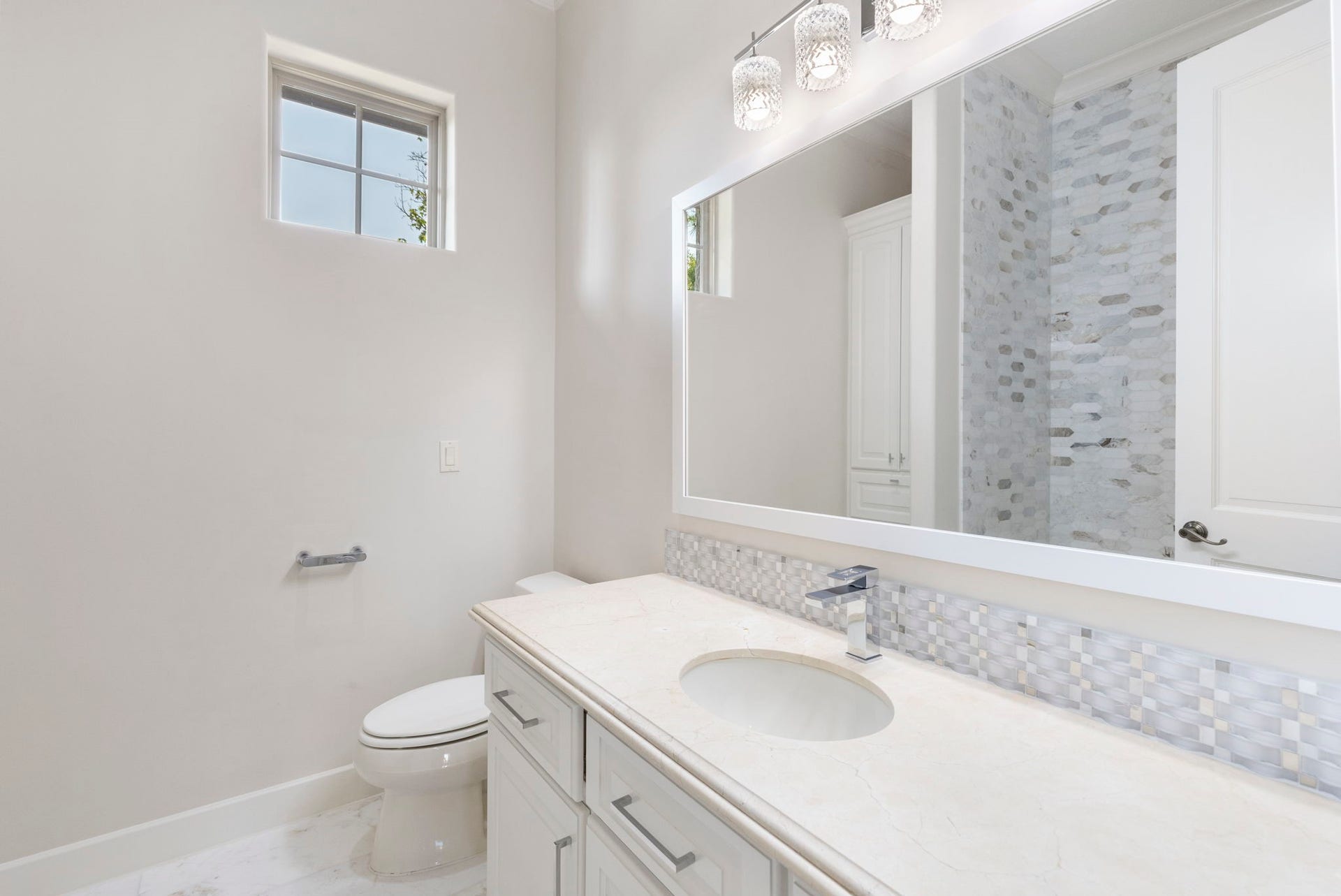 47 Hunnewell Way, The Woodlands, TX 77382 All bathrooms feature all the expected comforts and amenities.