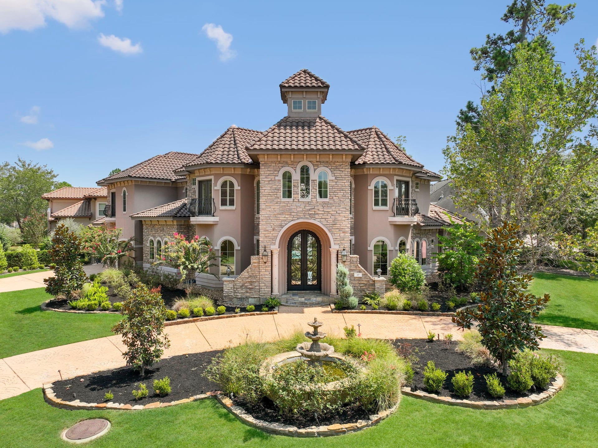47 Hunnewell Way, The Woodlands, TX 77382 Come see all this home has to offer behind the gates of Carlton Woods, home to the Jack Nicklaus Signature Golf Course and Club.