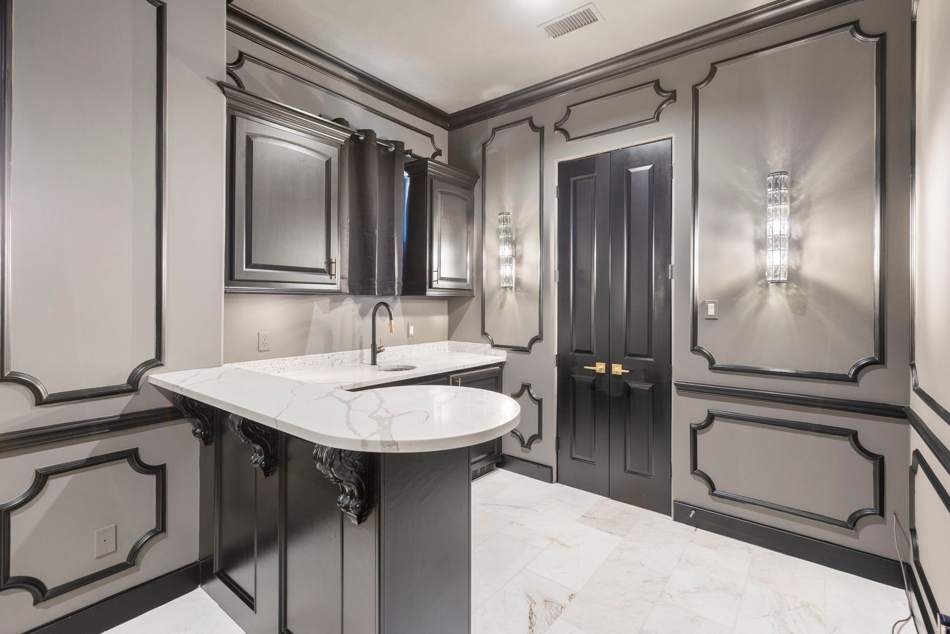 47 Hunnewell Way, The Woodlands, TX 77382 The adjoining kitchenette features updated paint, counter, hardware, & lighting. Conveniences include a mini fridge, wet sink, & generous storage.