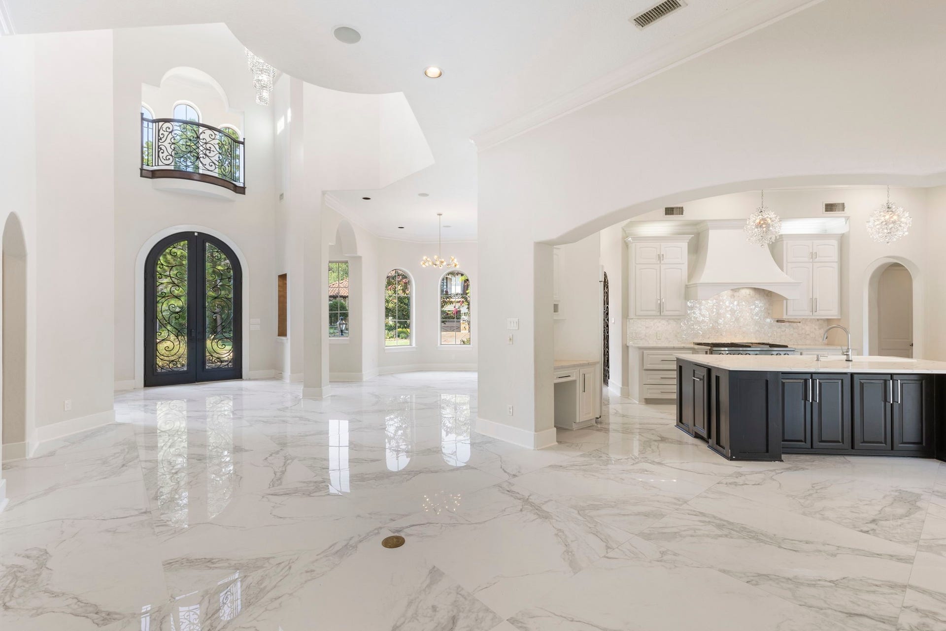 47 Hunnewell Way, The Woodlands, TX 77382 Soaring ceilings & ceramic flooring unite the entry, dining, and kitchen in one open, light-filled layout.