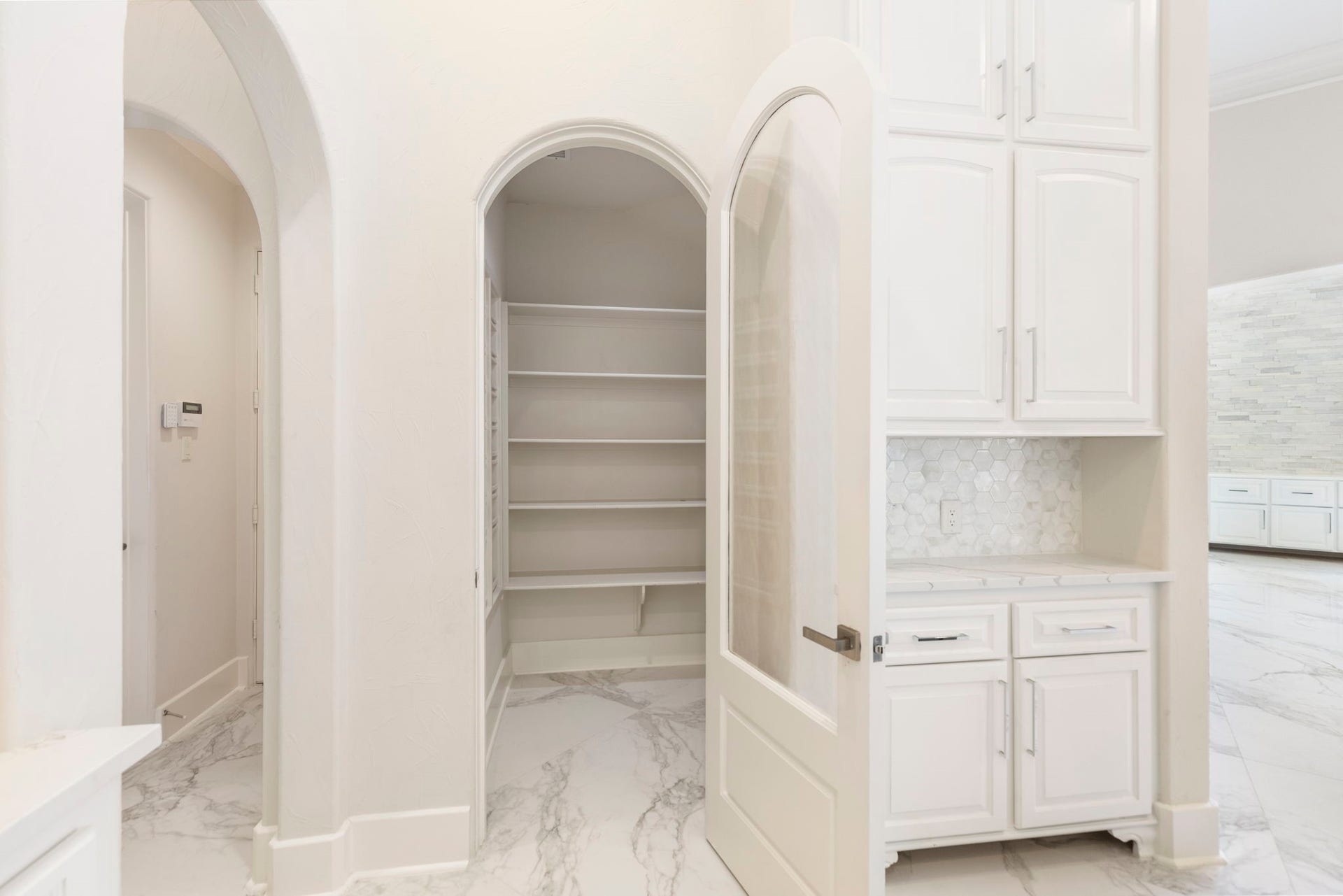 47 Hunnewell Way, The Woodlands, TX 77382 Kitchen also features a spacious walk-in pantry and updated coffee bar.