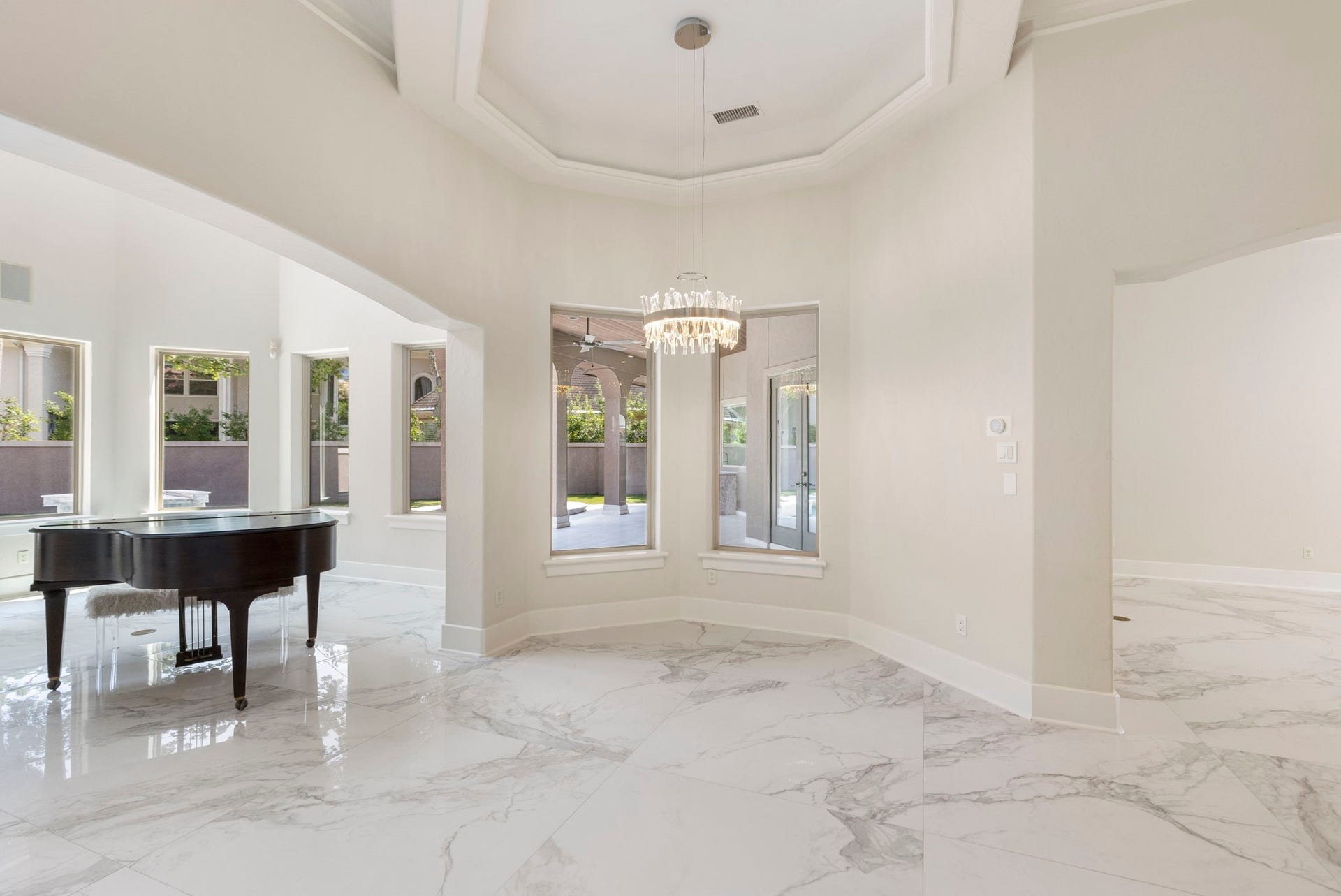 47 Hunnewell Way, The Woodlands, TX 77382 The breakfast nook's windows bring in natural light & views of the covered patio.