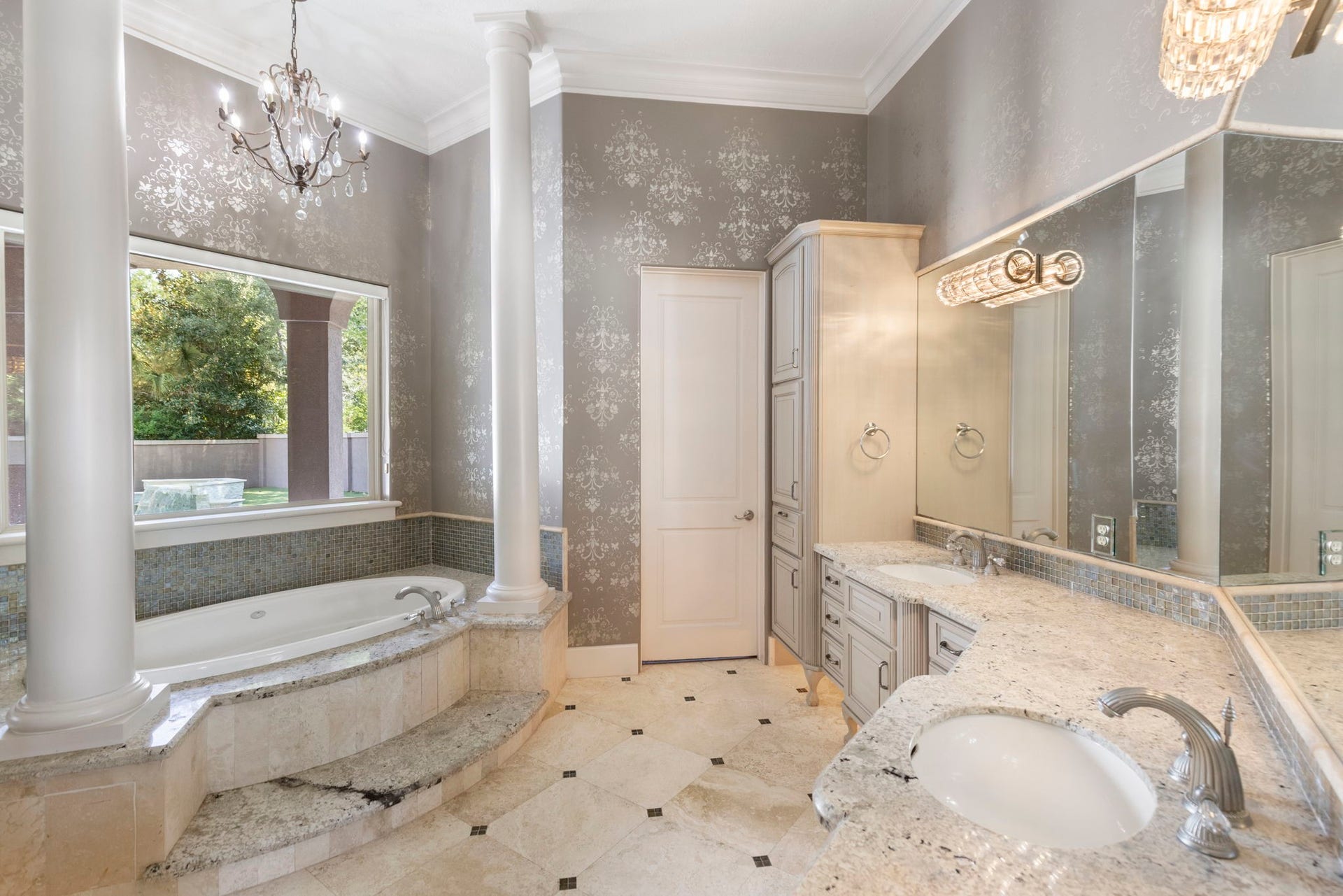 47 Hunnewell Way, The Woodlands, TX 77382 jetted tub, large walk in shower and expansive closet.