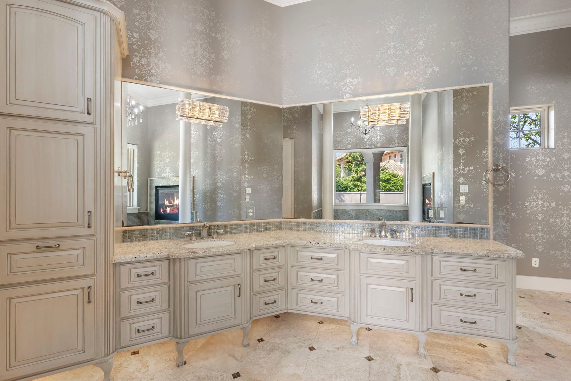 47 Hunnewell Way, The Woodlands, TX 77382 The primary bath includes a wraparound vanity with dual sinks, granite counters, & abundant cabinetry.