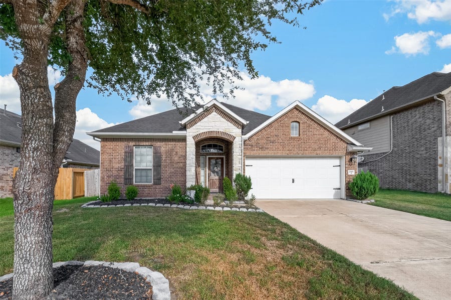 Property photo for 2115 Rolling Hills Drive, Pearland, TX