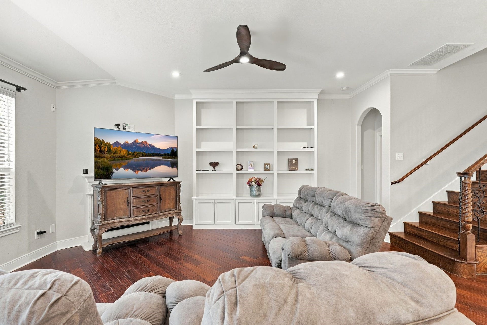 1706 Elmside Court, Conroe, TX 77301 LIVINF AREA, OPEN CONCEPT FROM KITCHEN AND BREAKFAST AREA