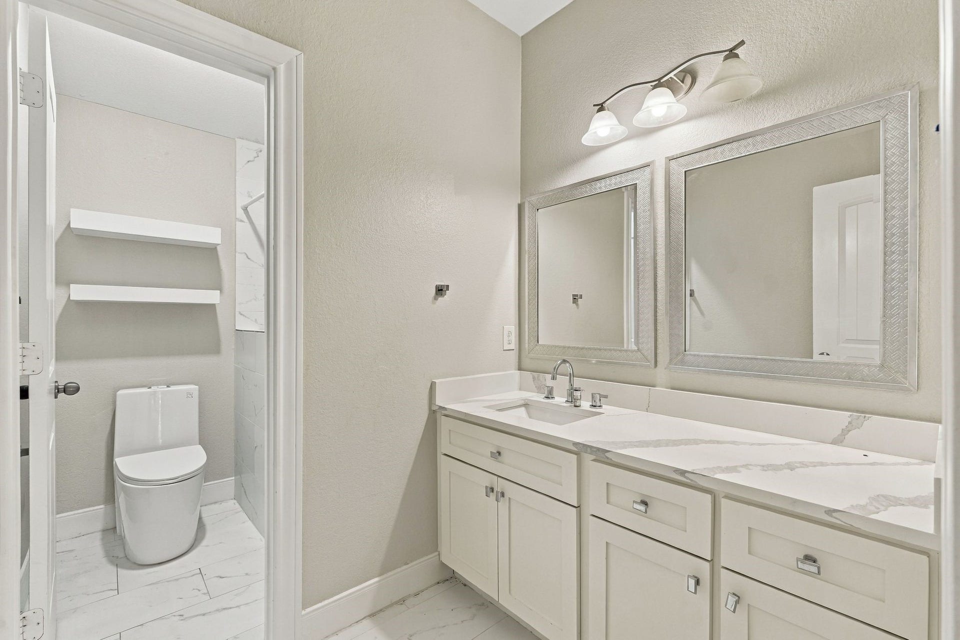 1706 Elmside Court, Conroe, TX 77301 RESTROOM OF THE IN LAW SUITE UPSTAIRS