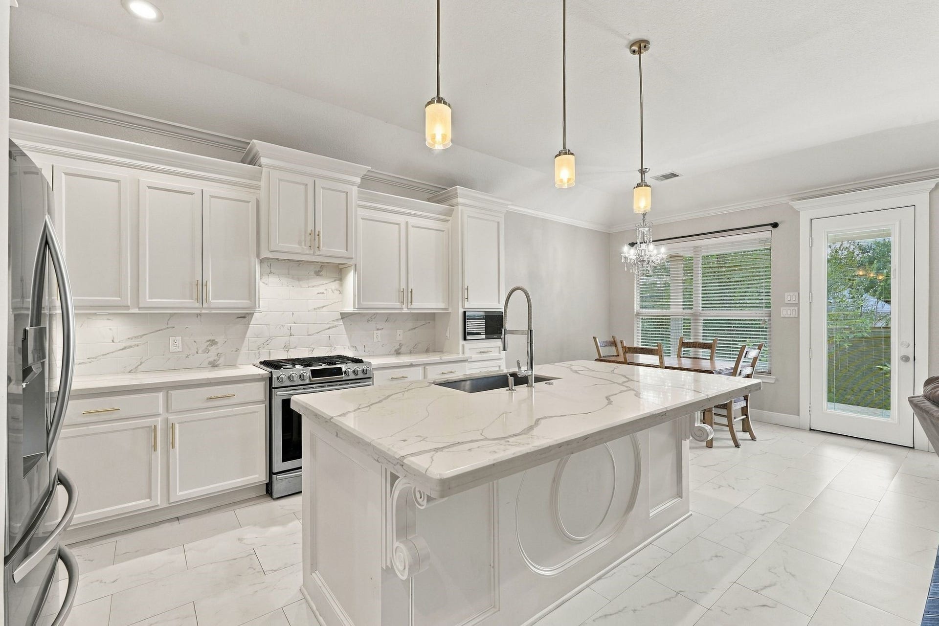 1706 Elmside Court, Conroe, TX 77301 LARGE KIRCHEN ISLAND
