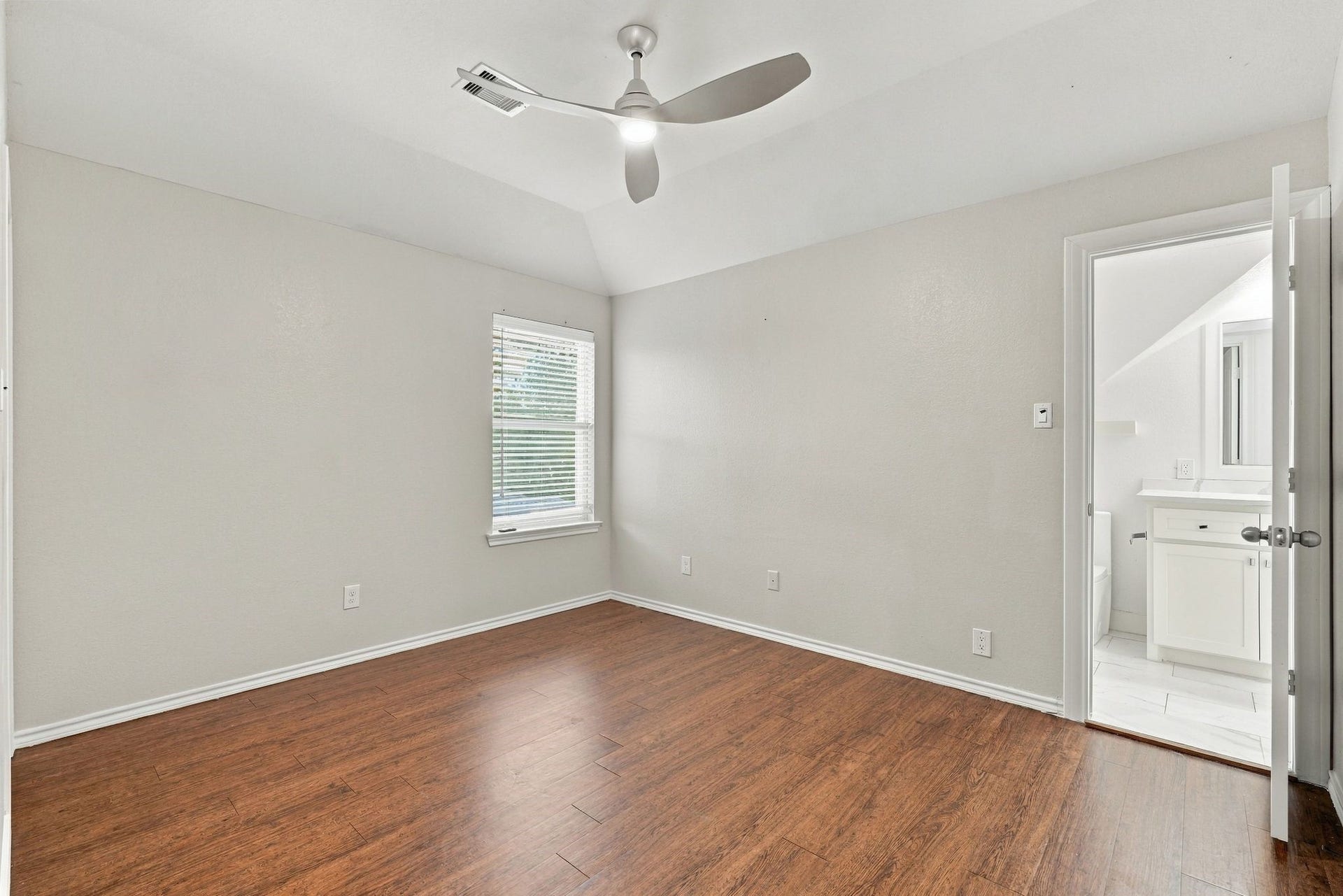1706 Elmside Court, Conroe, TX 77301 SECOND IN LAW SUITE ROOM UOSTAIRS