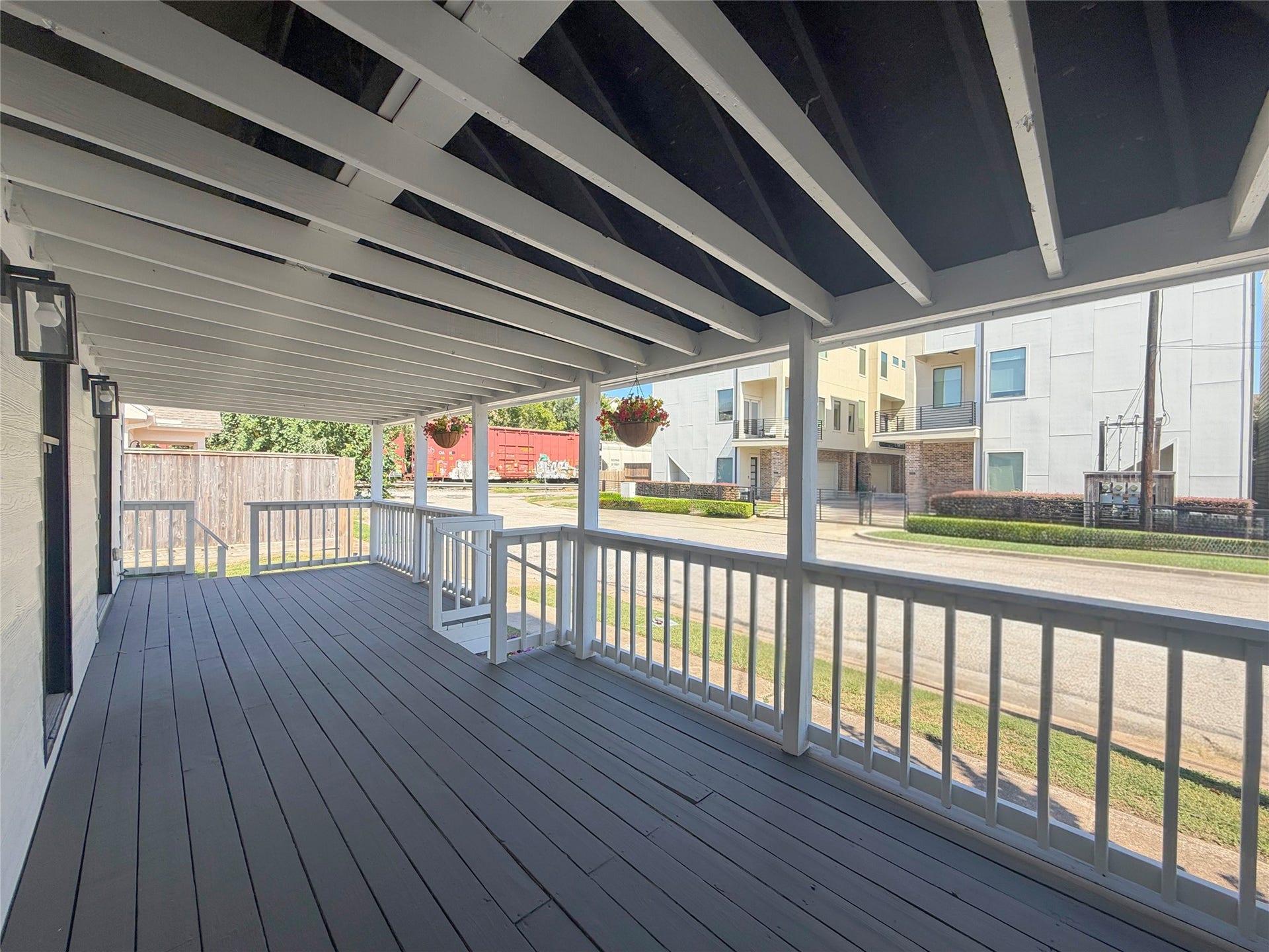 1517 COLORADO Street, Houston, TX 77007 An inviting setting for outdoor seating, morning coffee, or relaxing evenings while enjoying the neighborhood surroundings.