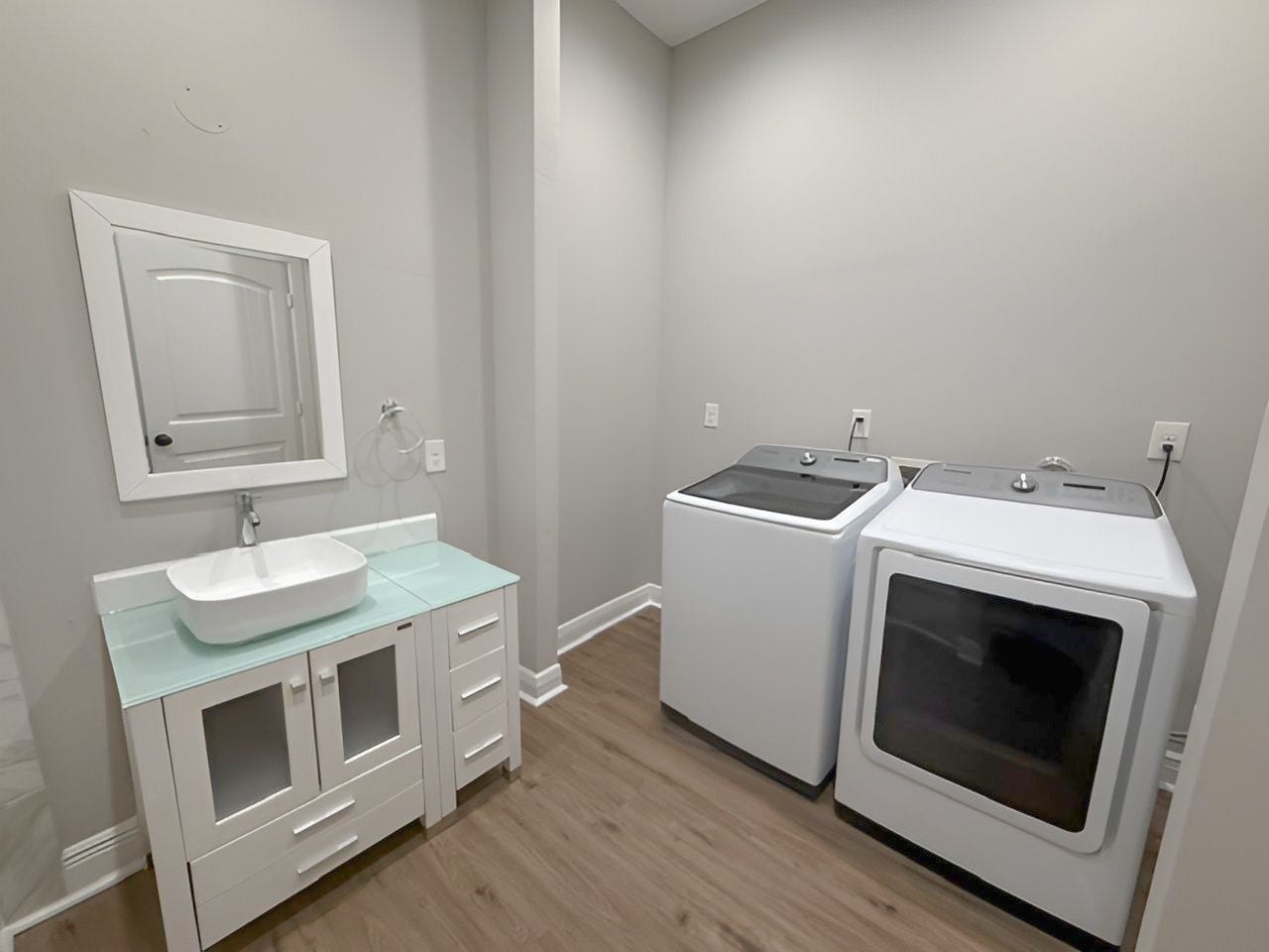 1517 COLORADO Street, Houston, TX 77007 Conveniently located within the primary bathroom, the laundry area accommodates a full-size washer and dryer alongside a contemporary vanity with additional storage.