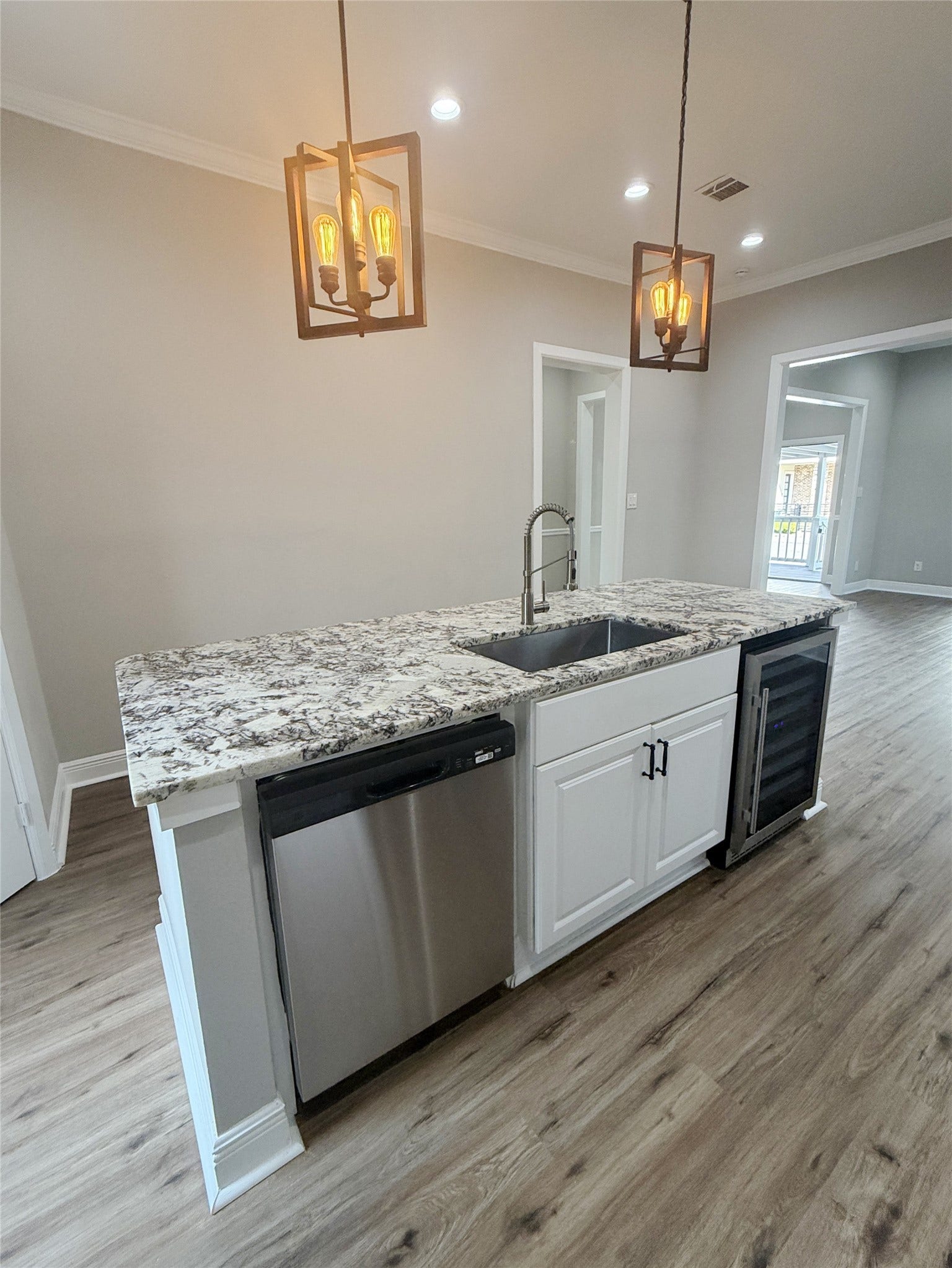1517 COLORADO Street, Houston, TX 77007 Expansive granite-topped island offers generous preparation space, an undermount sink with a commercial-style pull-down faucet, and distinctive pendant lighting.