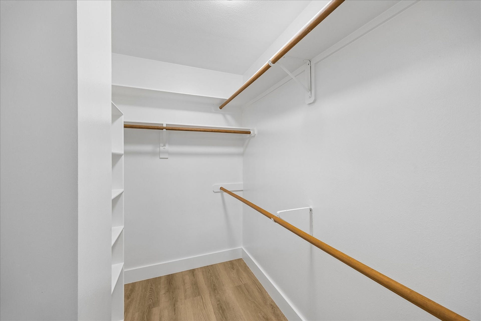 90 N Walden Elms Circle, Spring, TX 77382 Large walk-in closet.