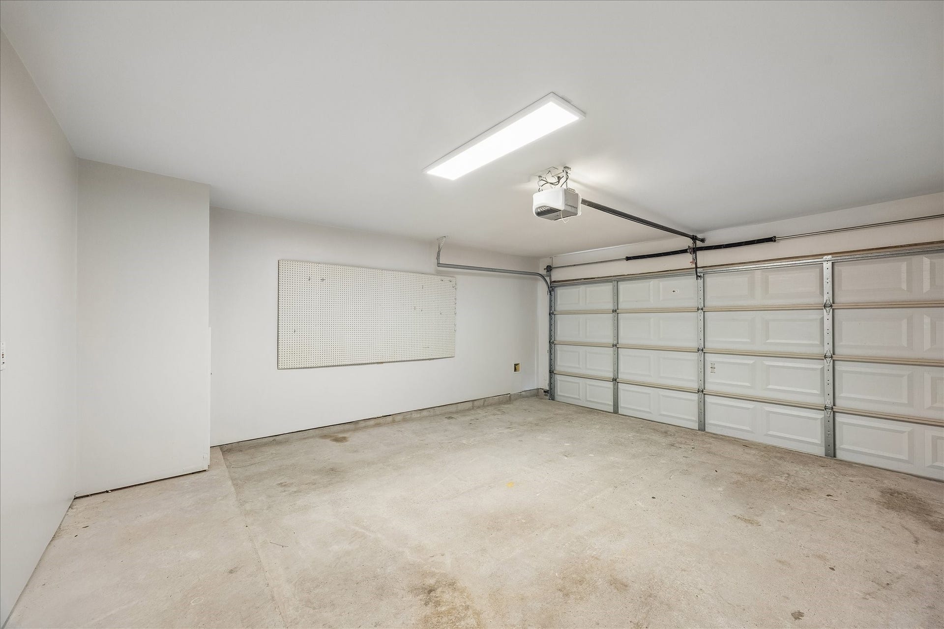 90 N Walden Elms Circle, Spring, TX 77382 2-car attached garage.