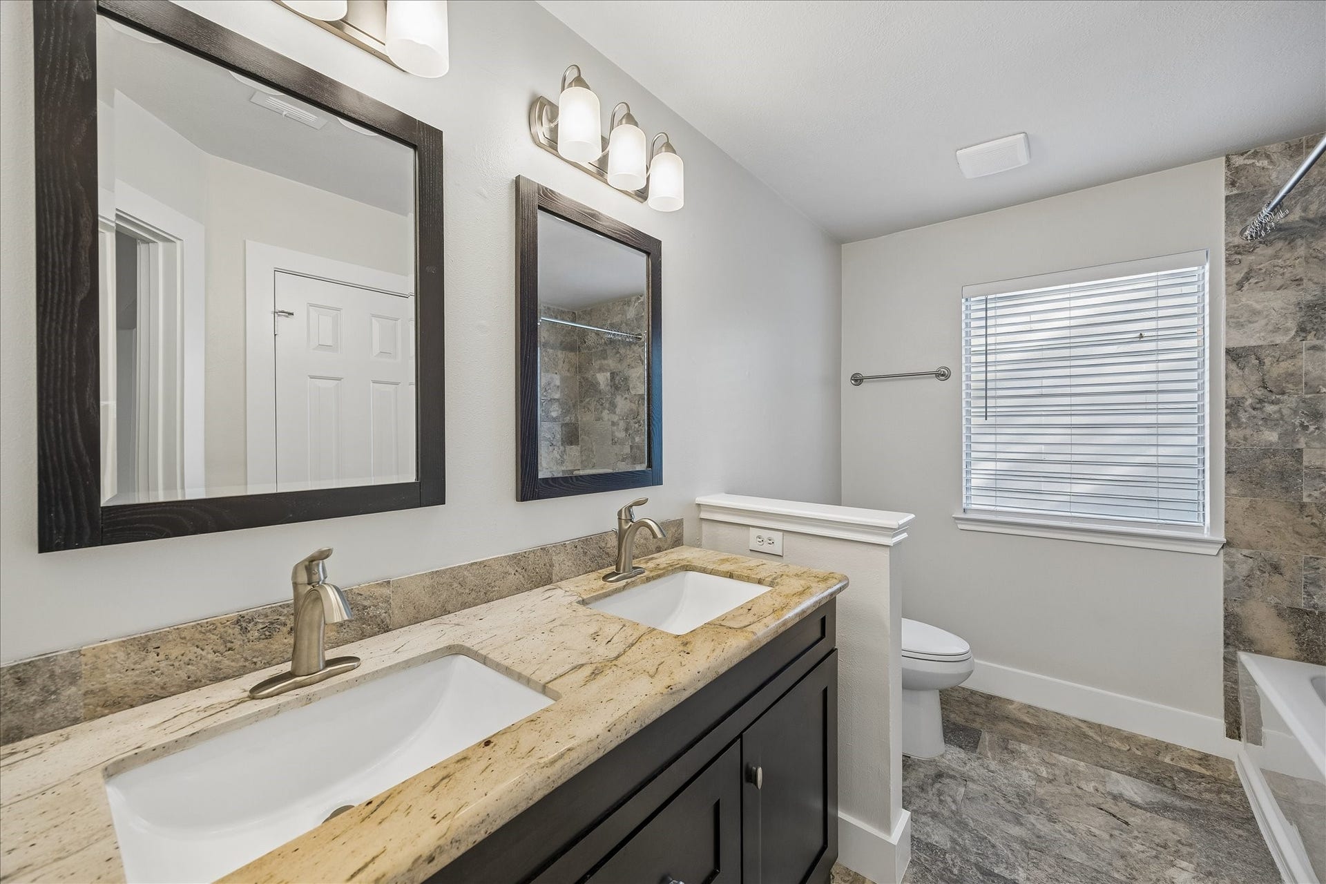 90 N Walden Elms Circle, Spring, TX 77382 Primary bath with dual sinks and ample storage.