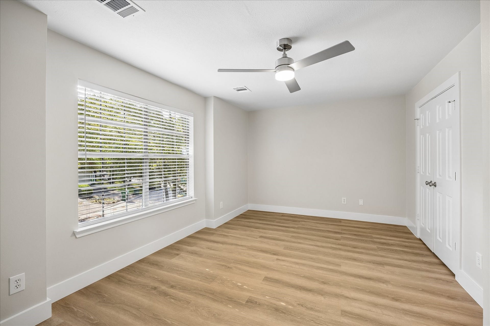 90 N Walden Elms Circle, Spring, TX 77382 Secondary bedroom.