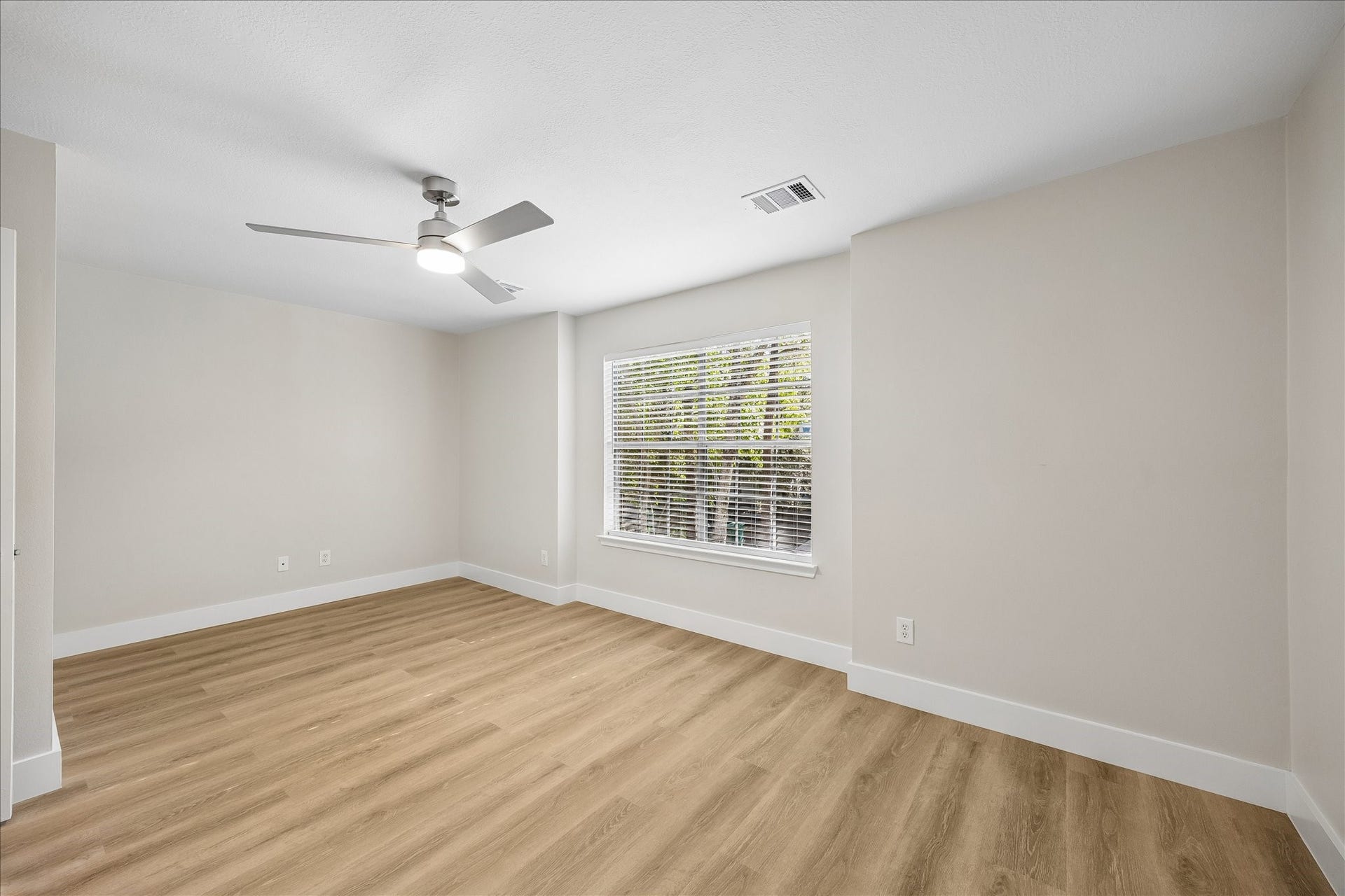 90 N Walden Elms Circle, Spring, TX 77382 Secondary bedroom.