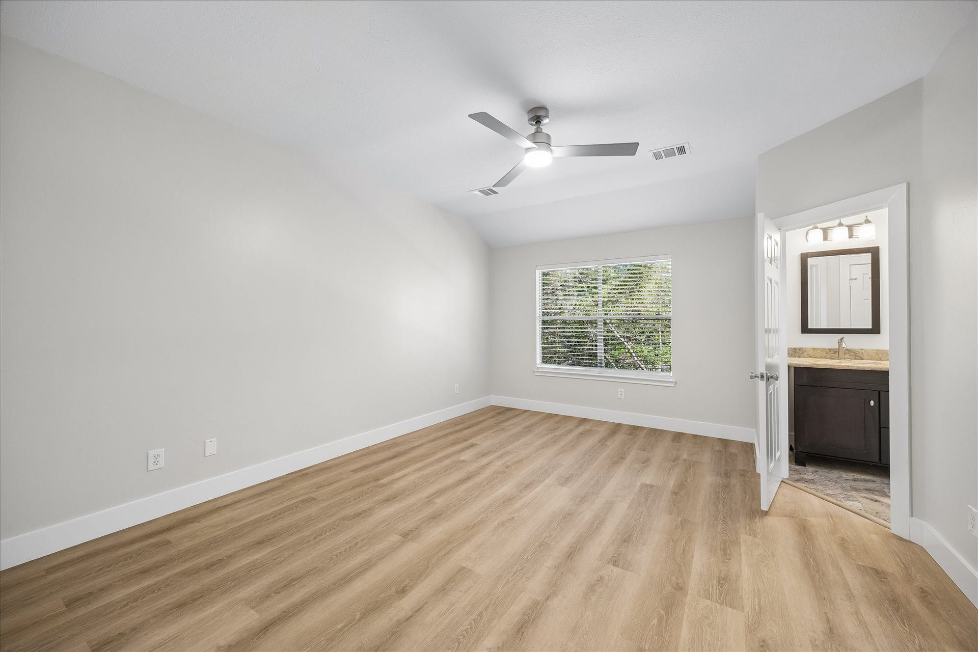 90 N Walden Elms Circle, Spring, TX 77382 Spacious primary bedroom.