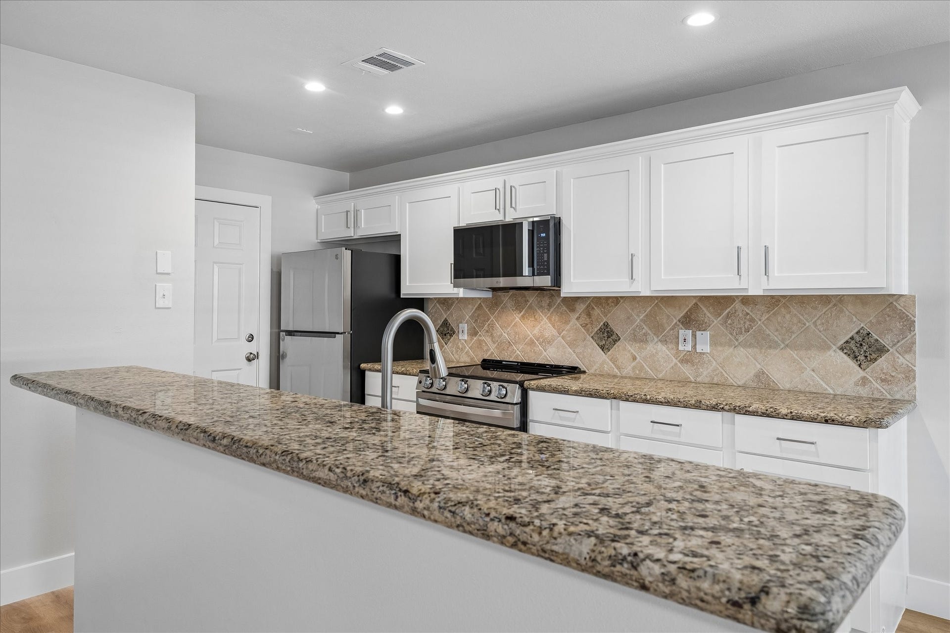 90 N Walden Elms Circle, Spring, TX 77382 New electric range, refrigerator, microwave, dishwasher and garbage disposal. Refrigerator included.