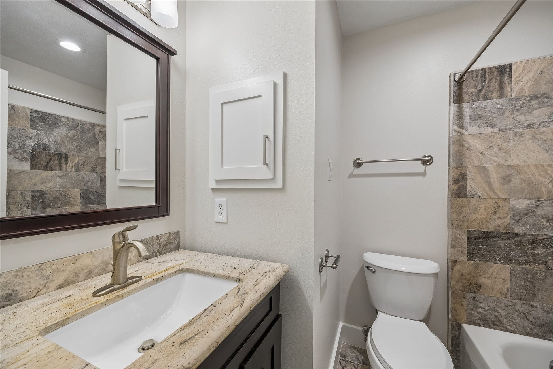 90 N Walden Elms Circle, Spring, TX 77382 Hall bath.