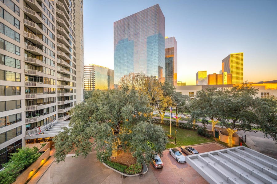 Property photo for 15 Greenway Plaza, #10G, Houston, TX